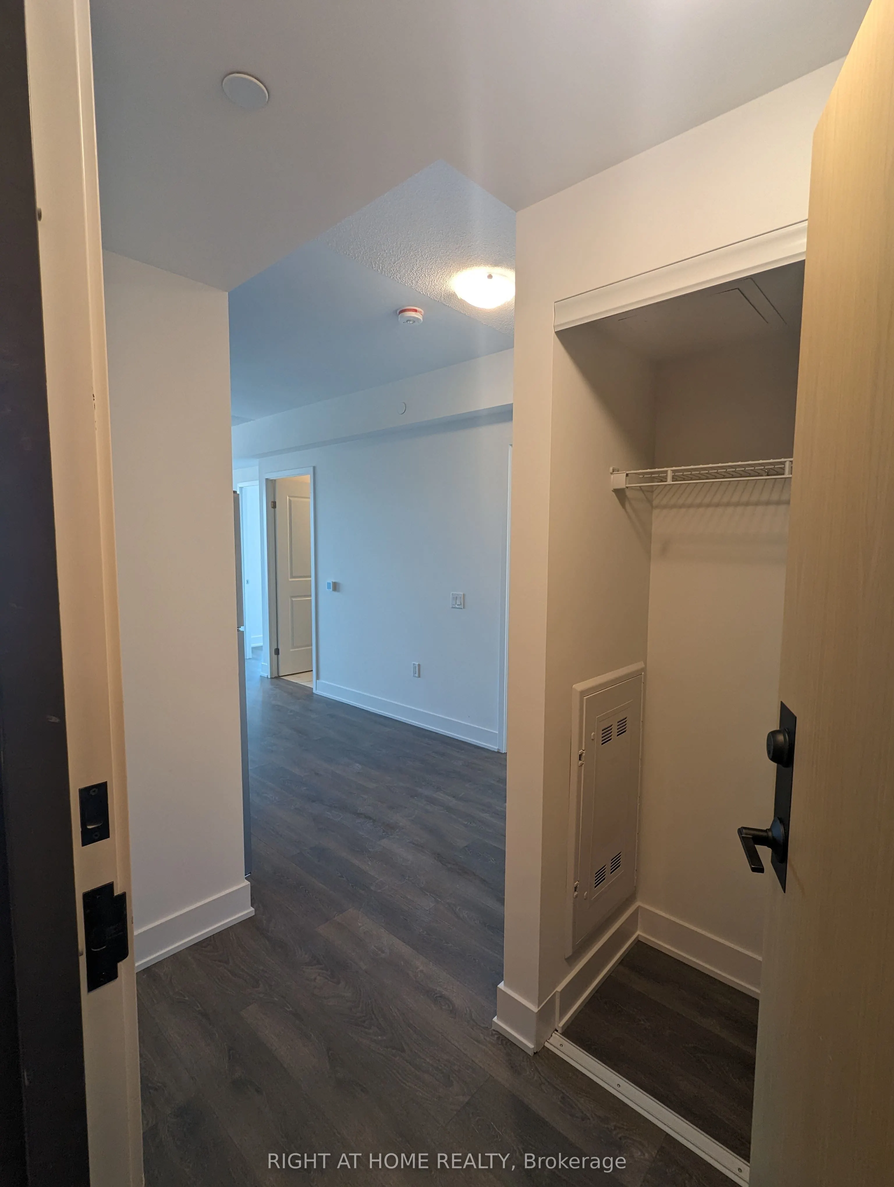 202 Burnhamthorpe Road E #1607