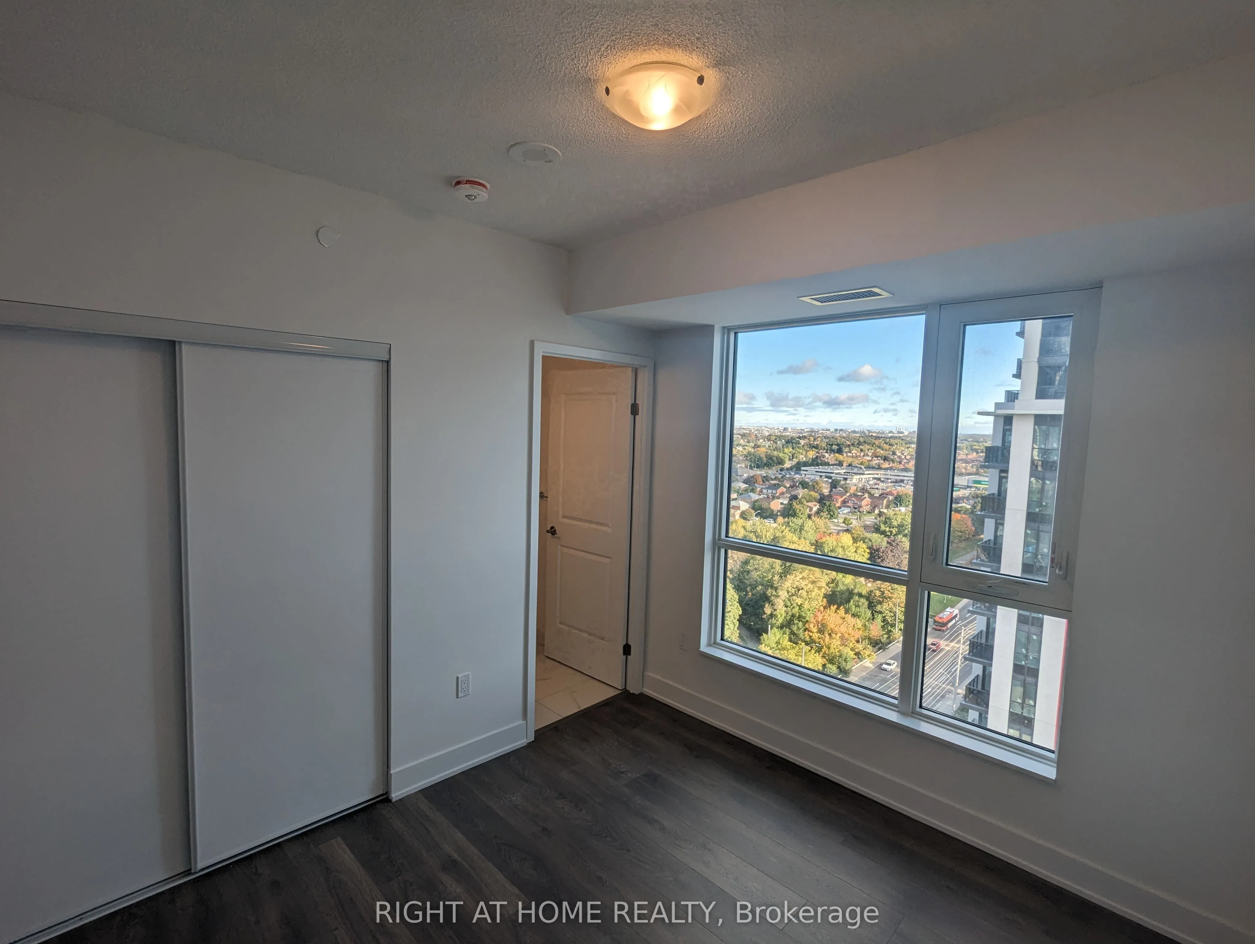 202 Burnhamthorpe Road E #1607