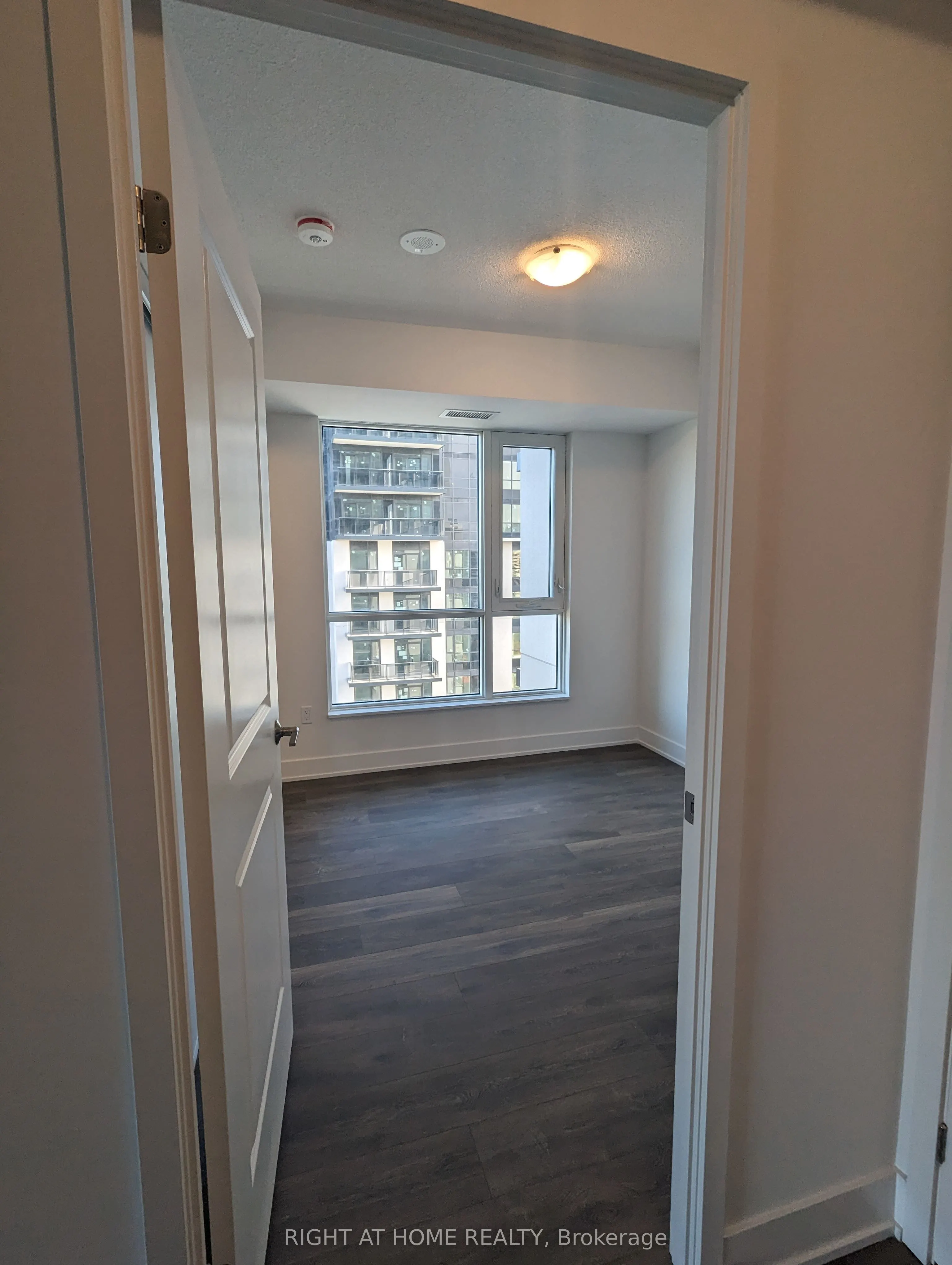 202 Burnhamthorpe Road E #1607