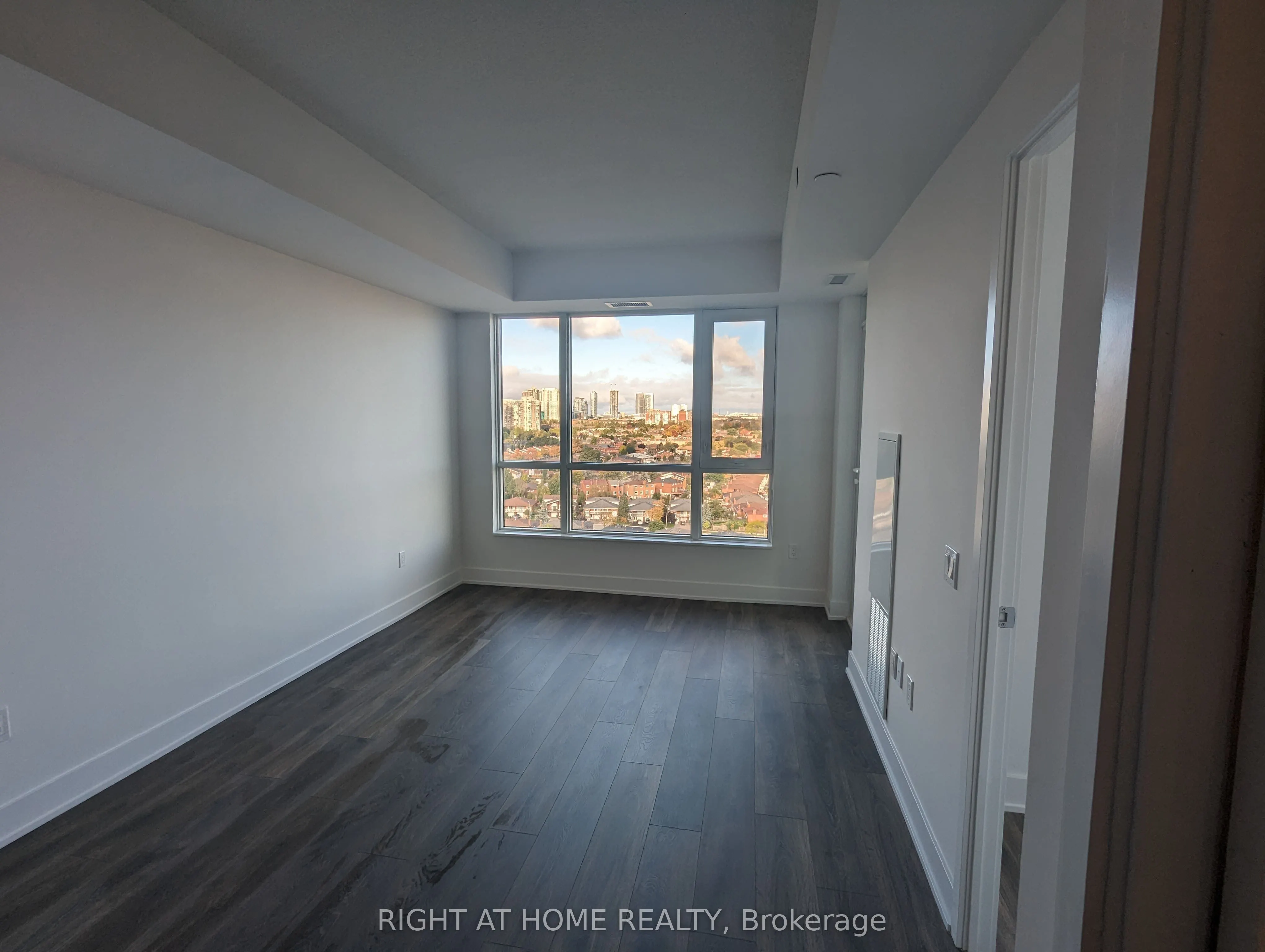 202 Burnhamthorpe Road E #1607