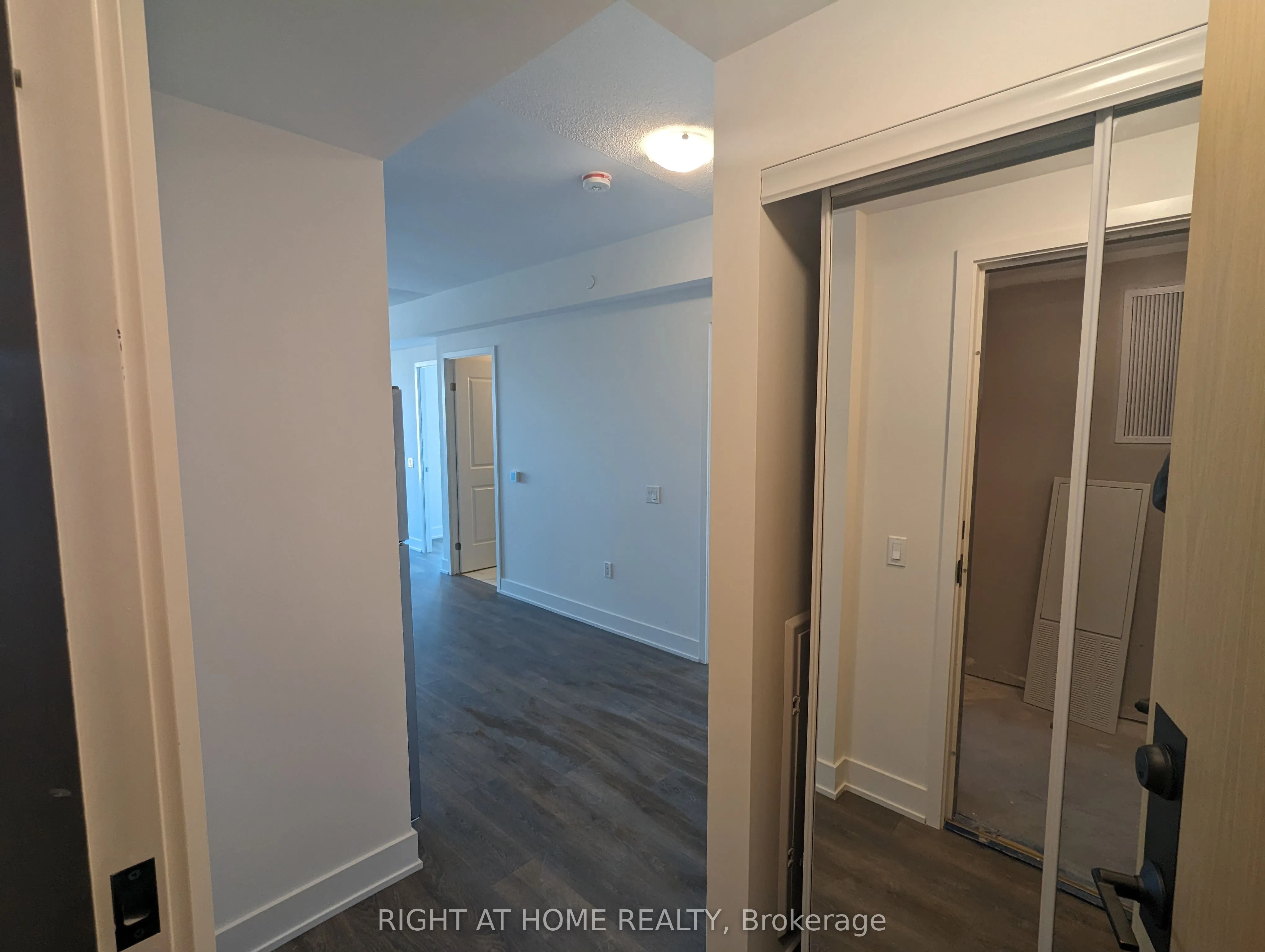 202 Burnhamthorpe Road E #1607