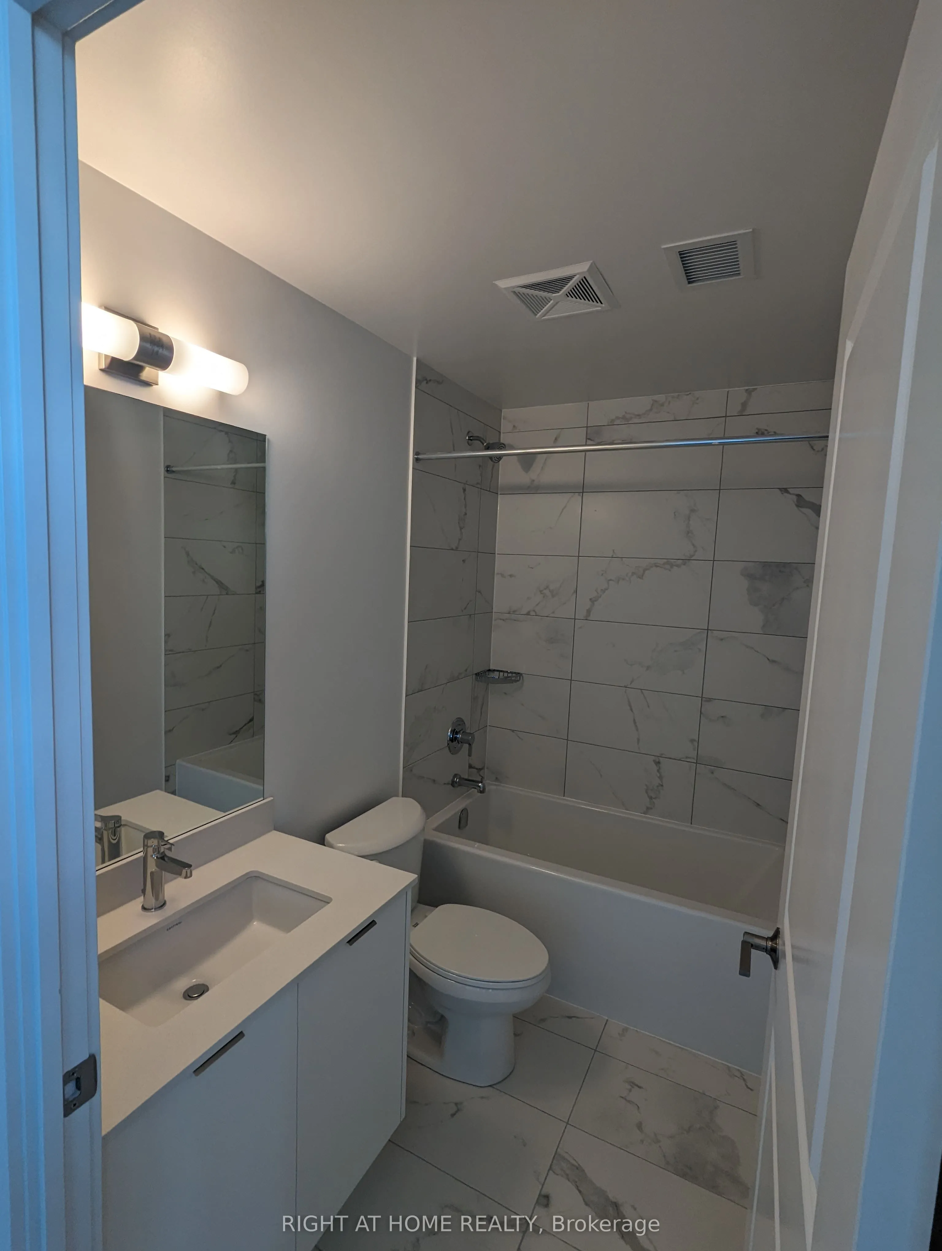 202 Burnhamthorpe Road E #1607