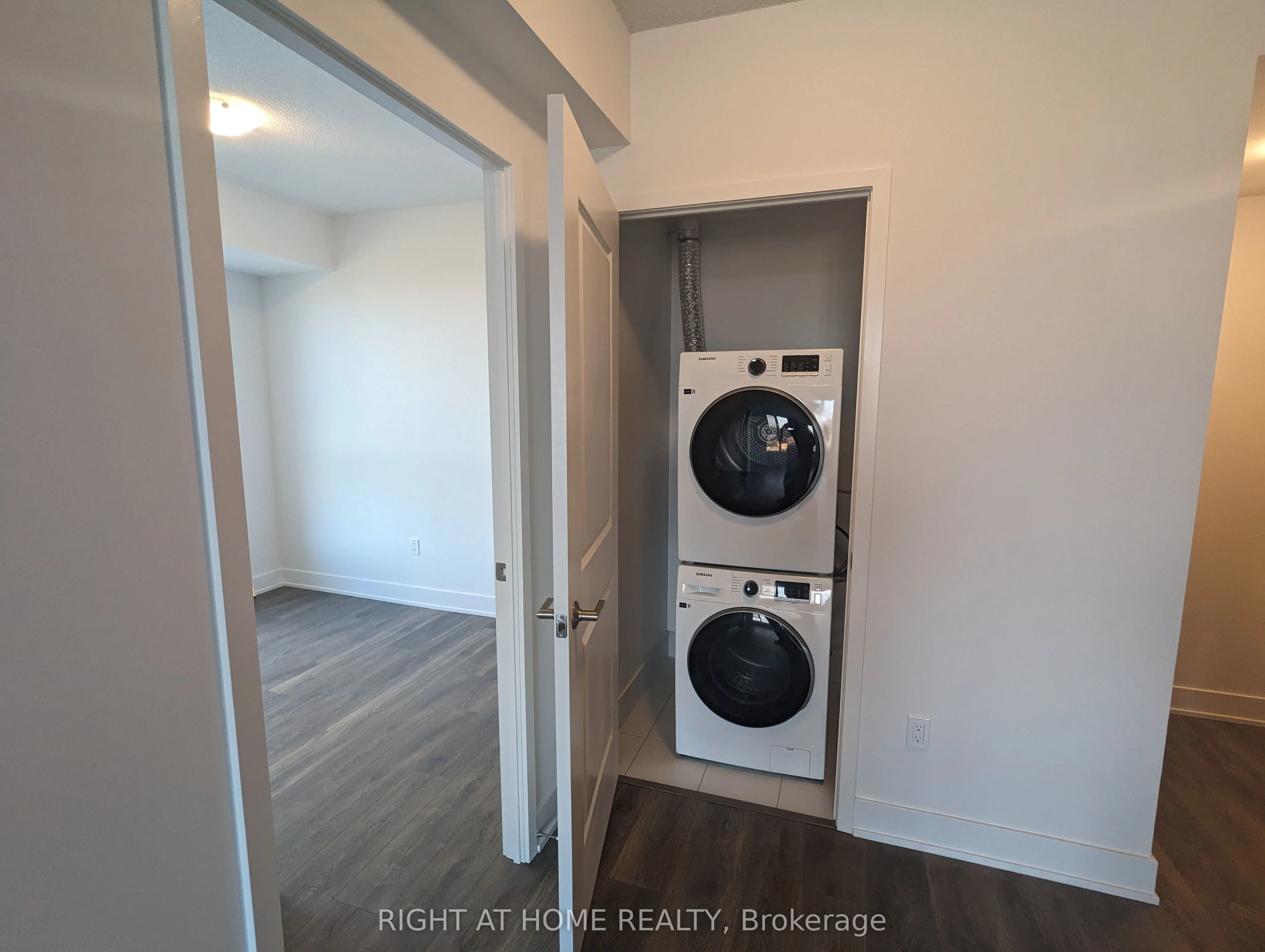 202 Burnhamthorpe Road E #1607