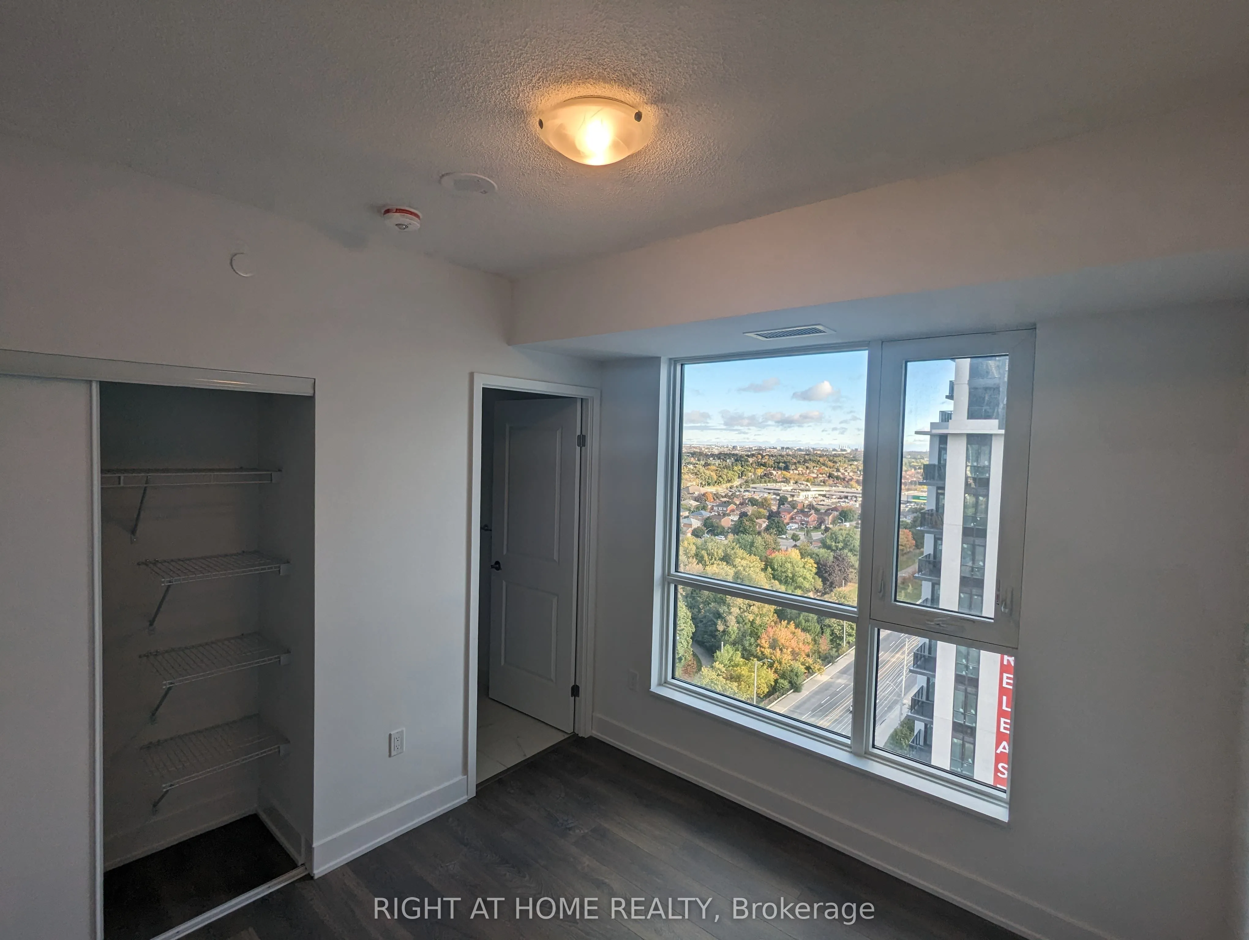 202 Burnhamthorpe Road E #1607