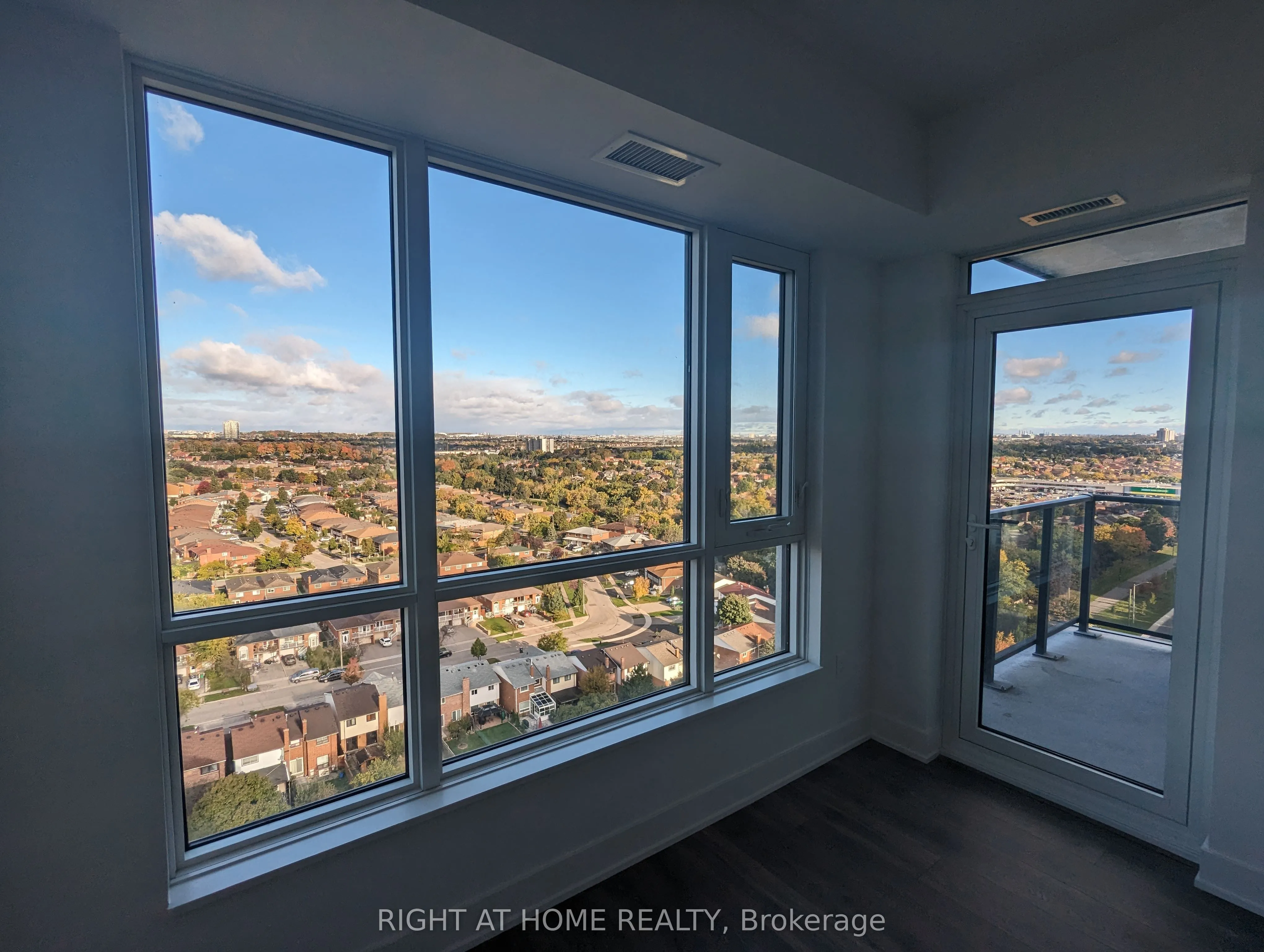 202 Burnhamthorpe Road E #1607