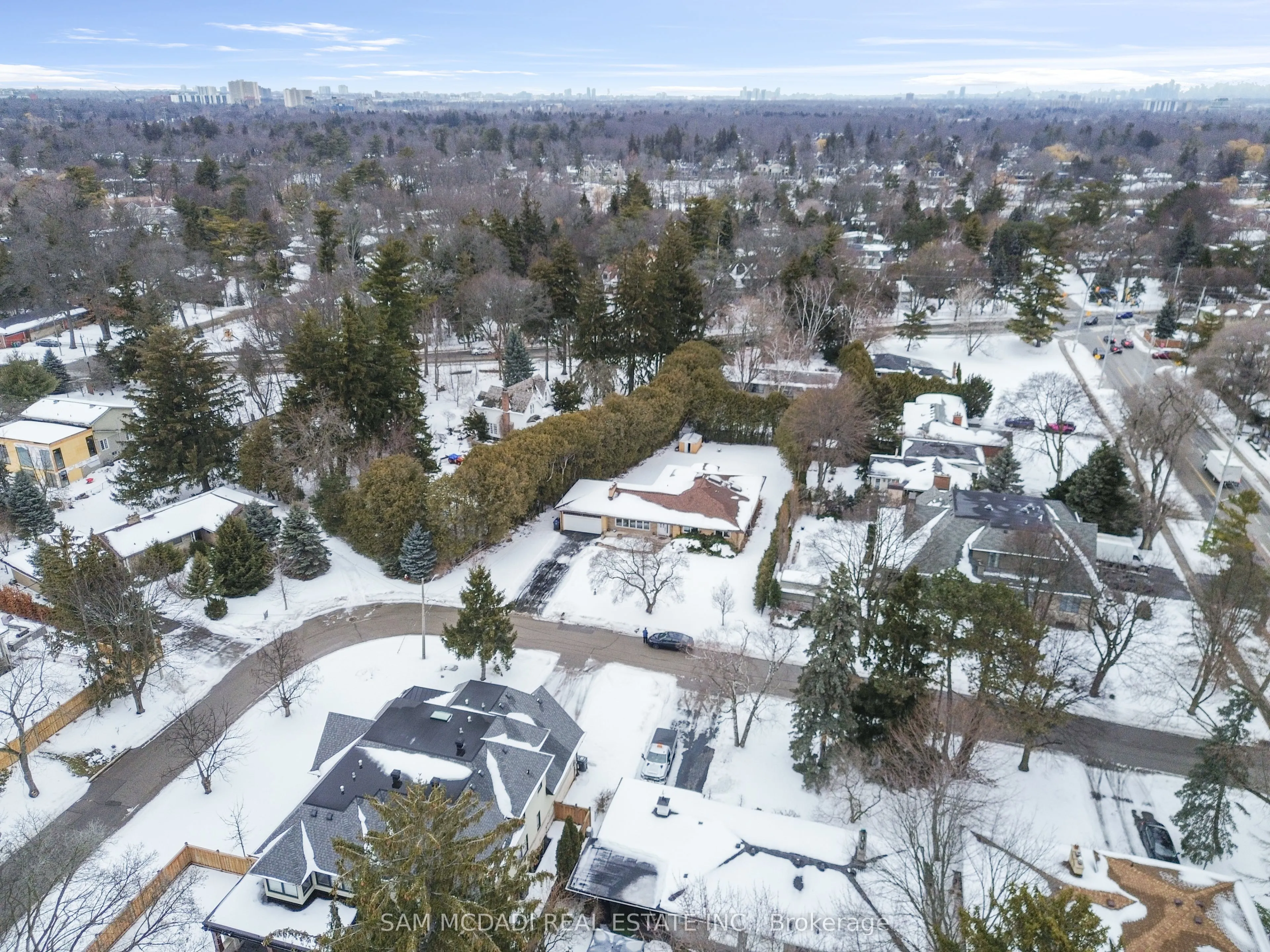 521 Vanessa Crescent