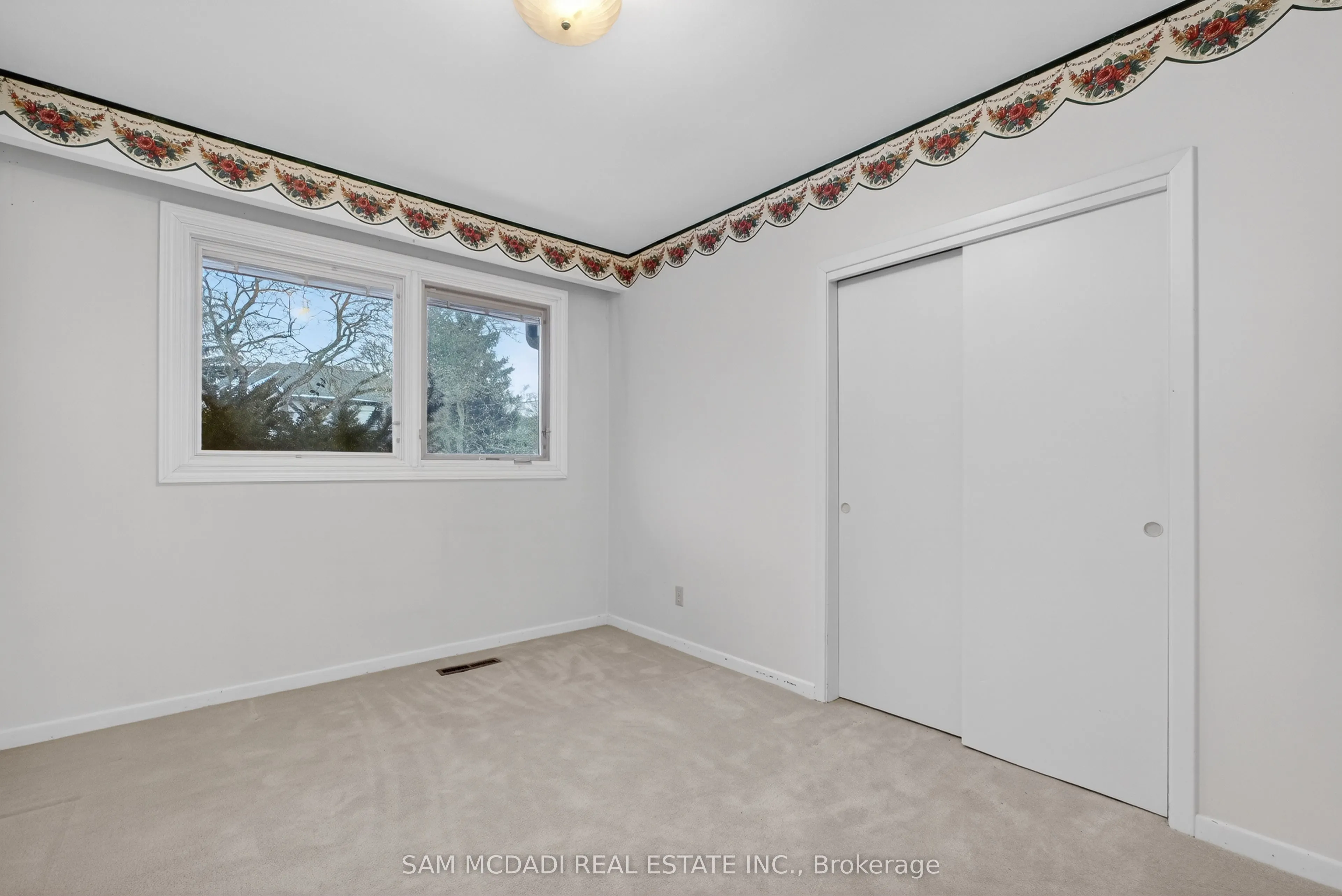 521 Vanessa Crescent