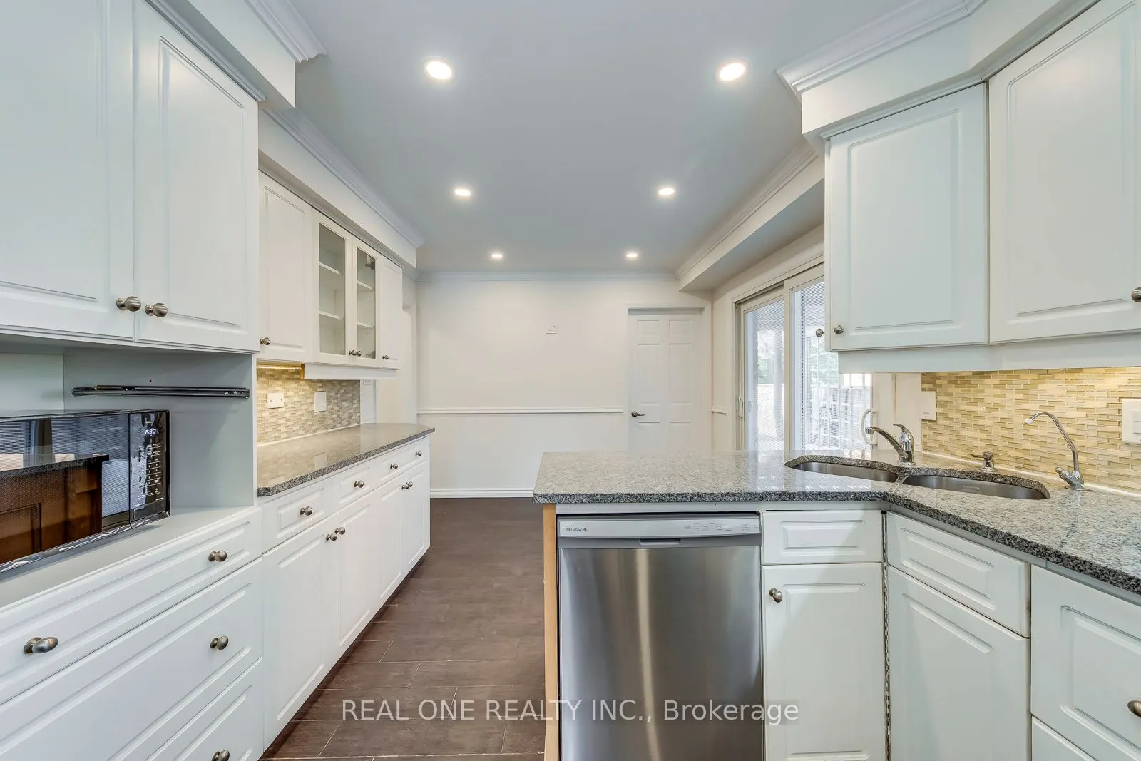 1585 Crombie Road