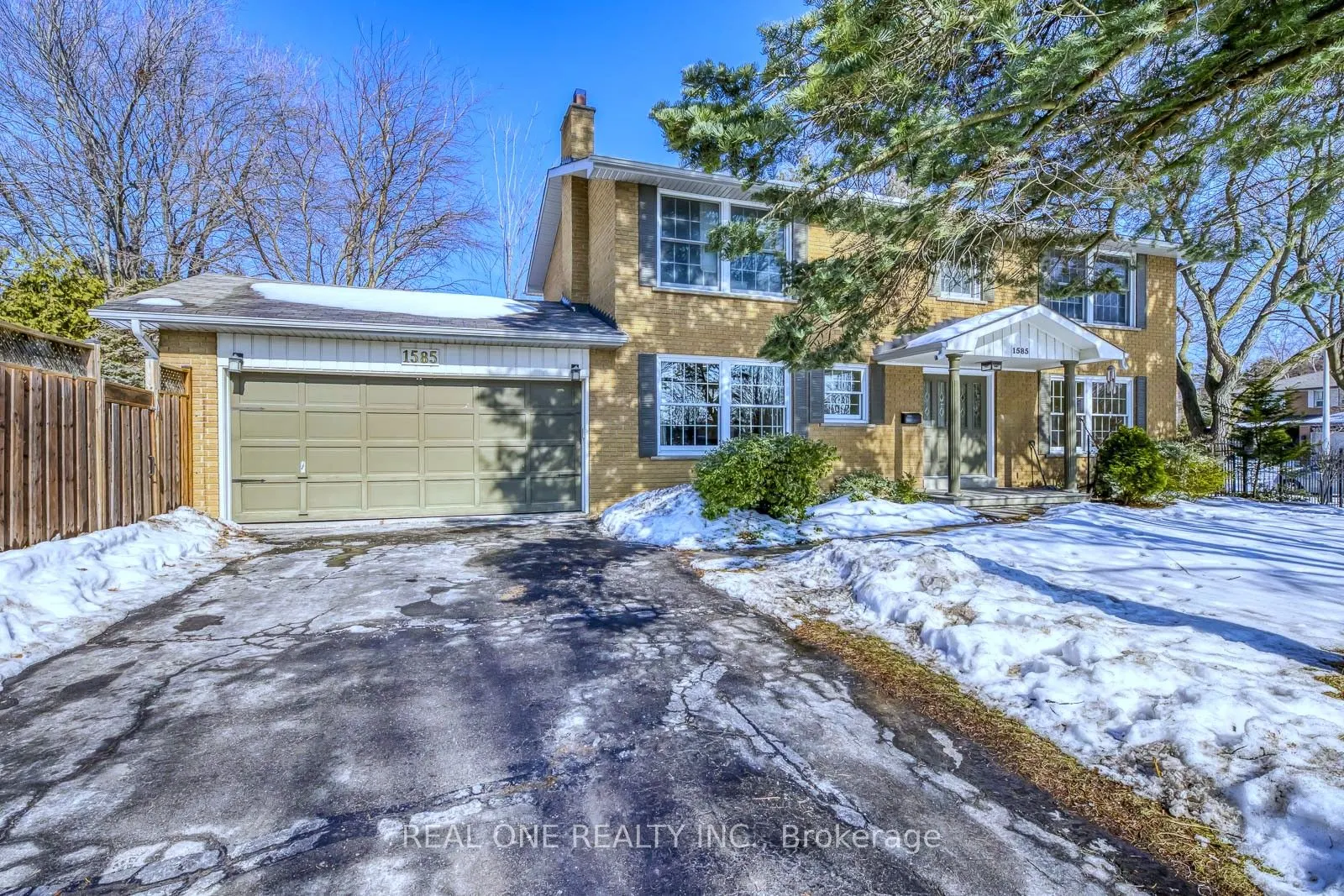 1585 Crombie Road