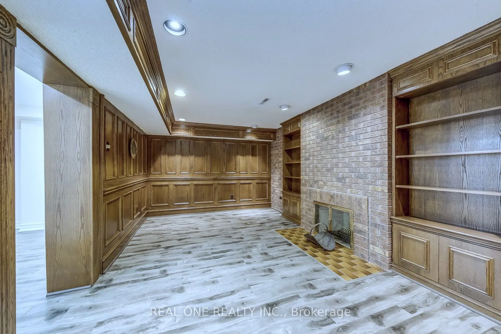1585 Crombie Road