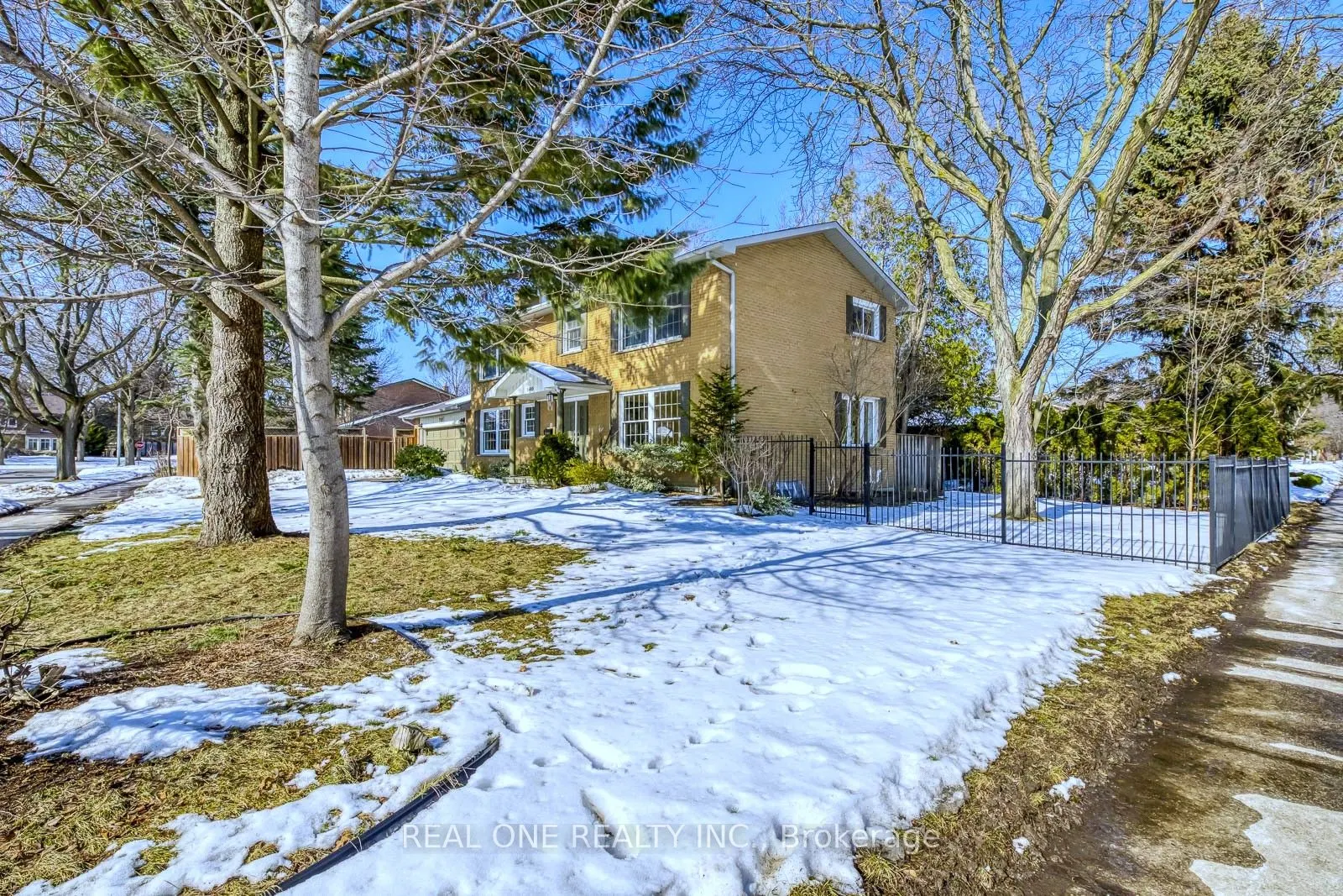 1585 Crombie Road
