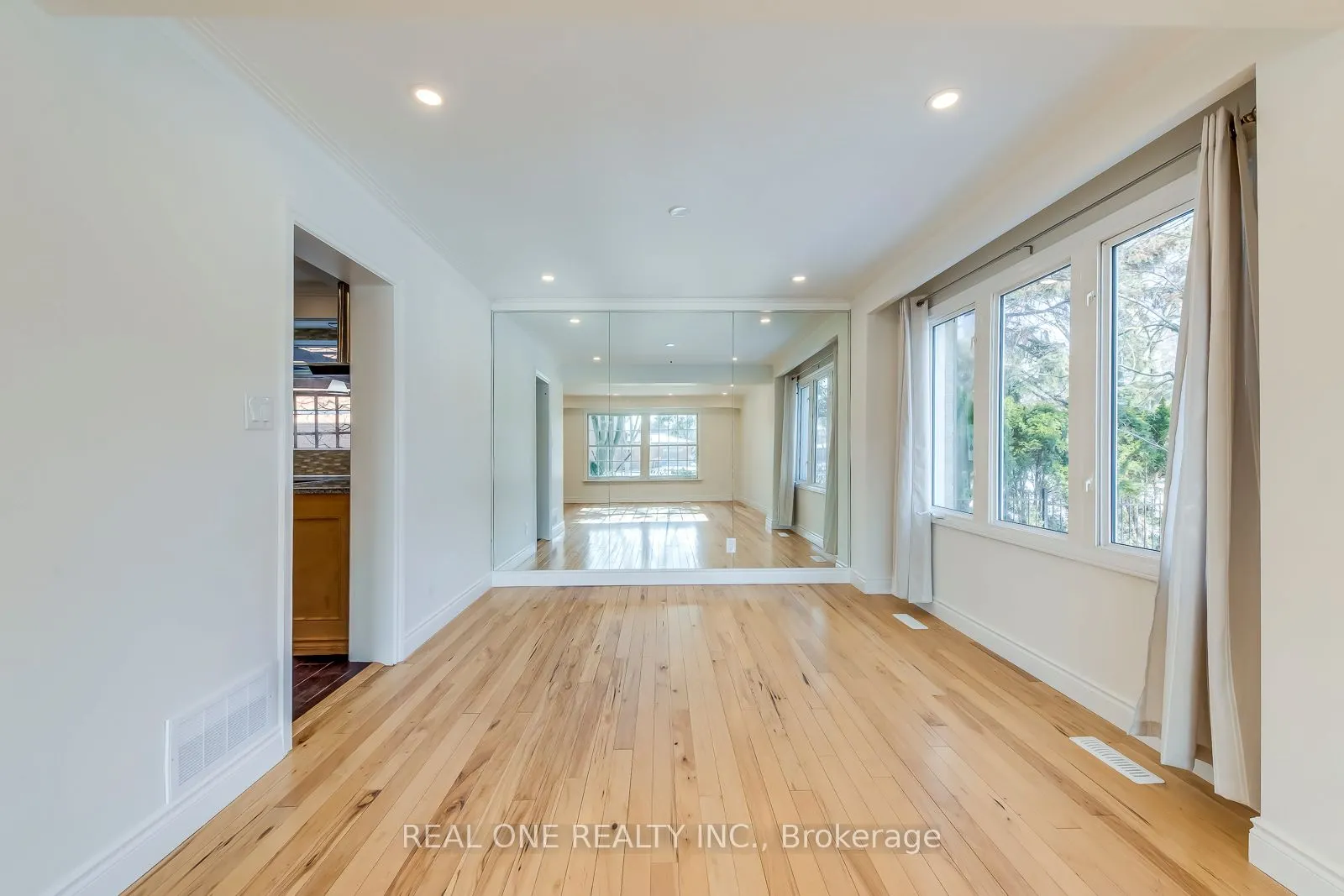 1585 Crombie Road