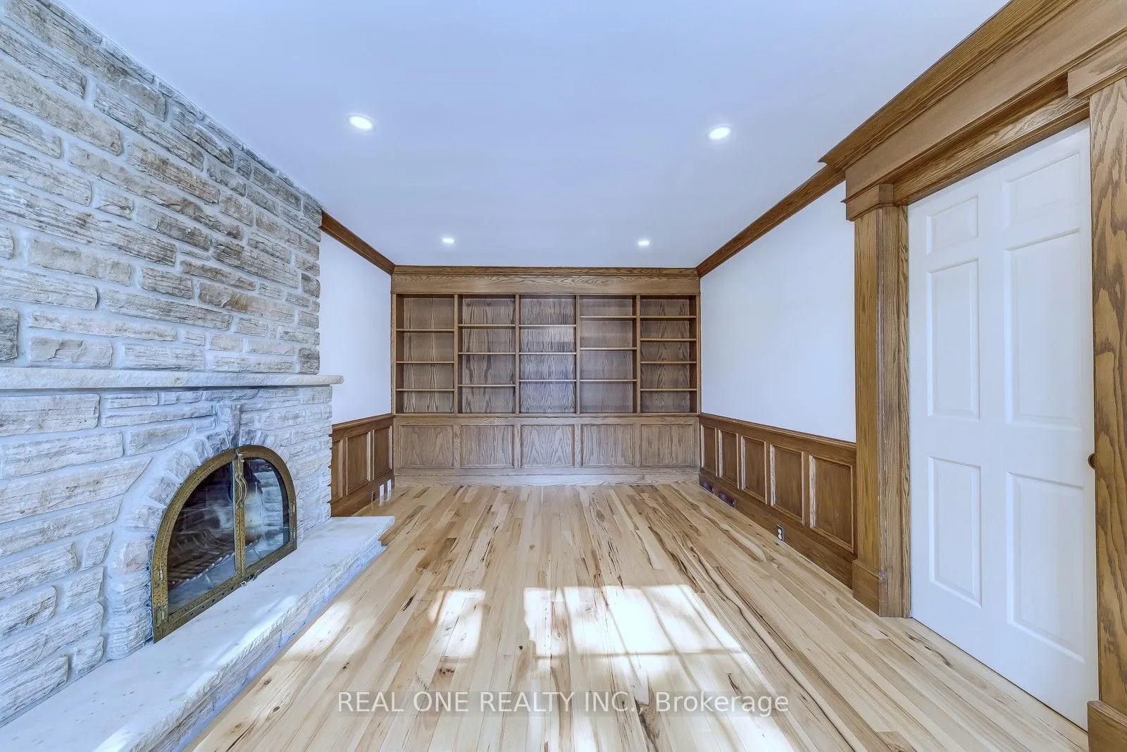 1585 Crombie Road