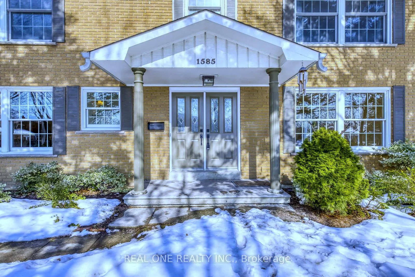 1585 Crombie Road