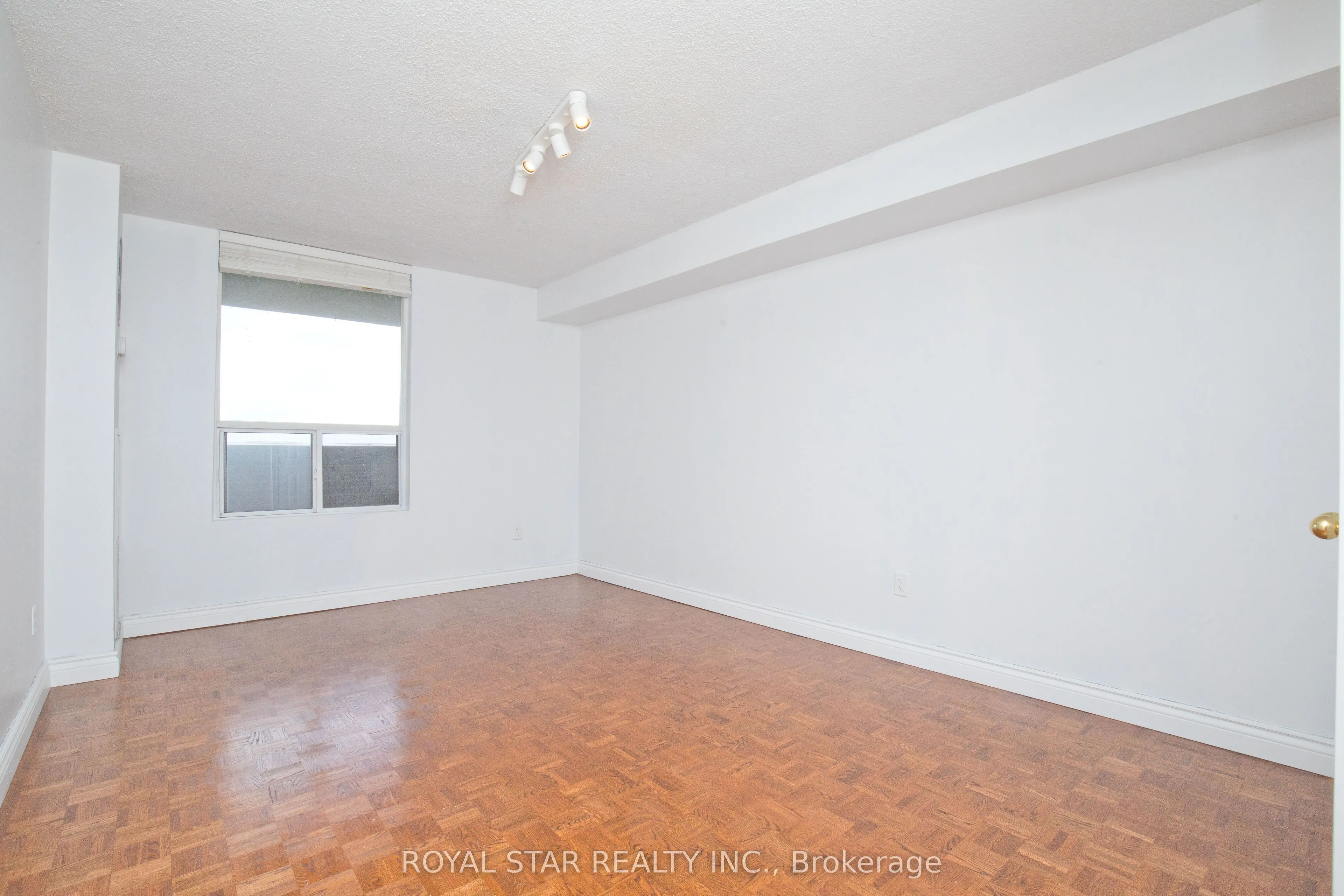 1535 Lakeshore Road E #1607