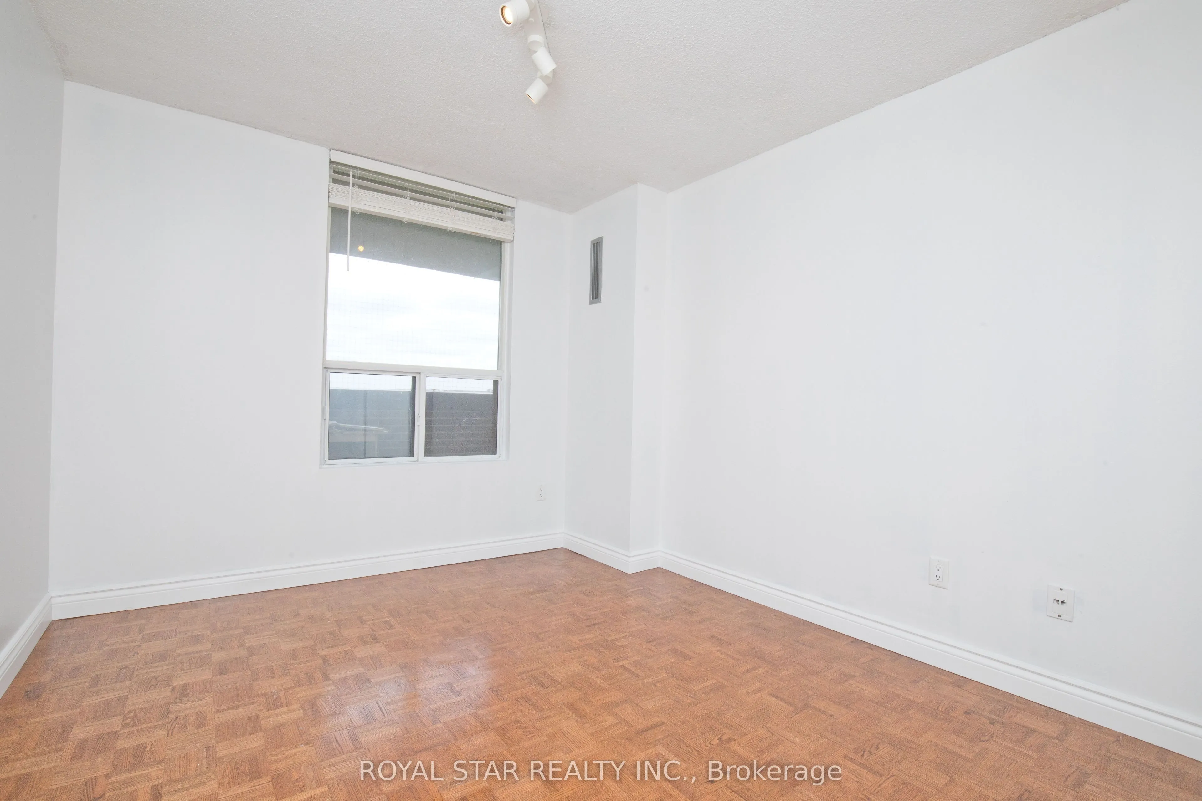 1535 Lakeshore Road E #1607