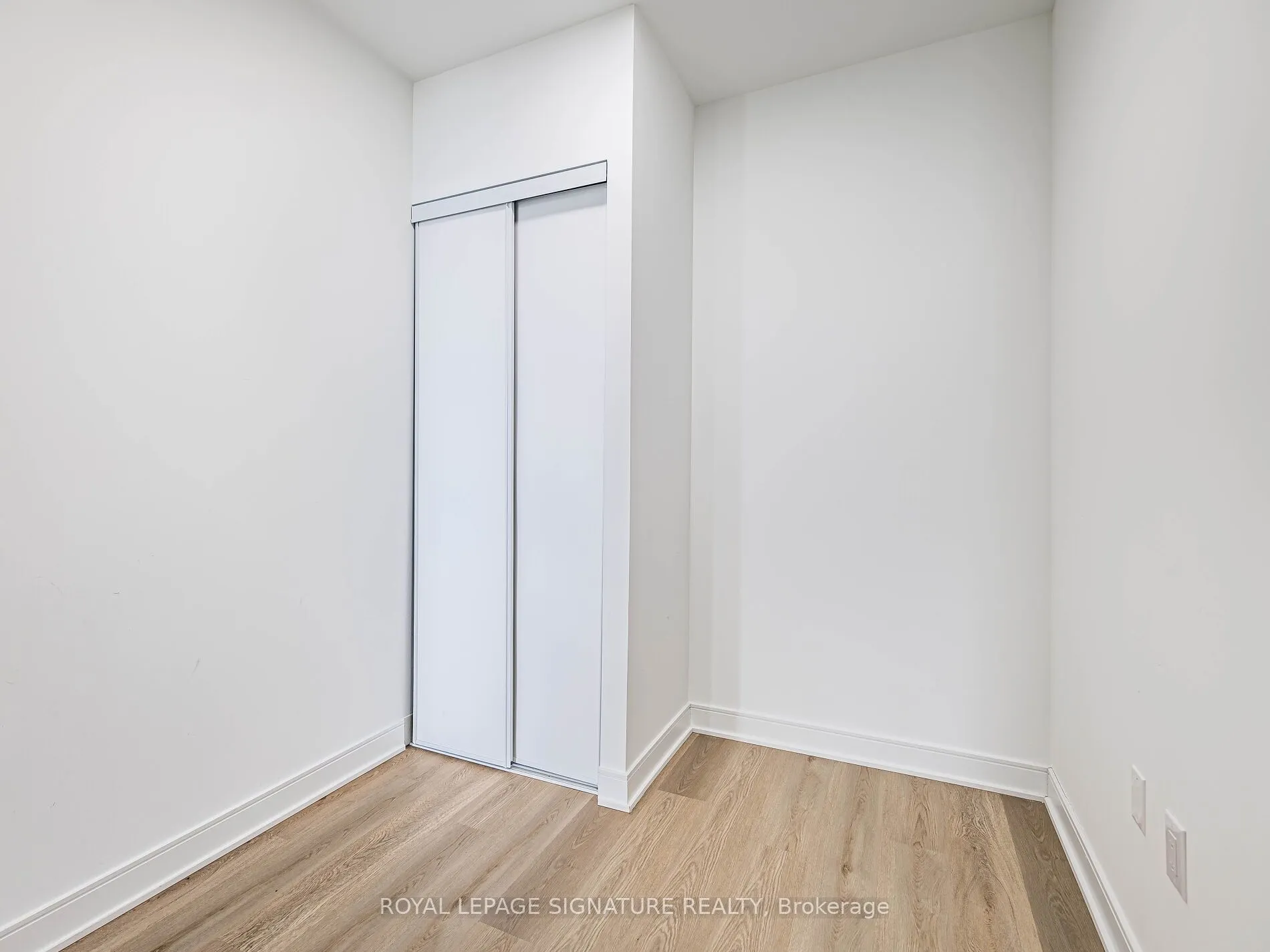 86 Dundas Street E #622