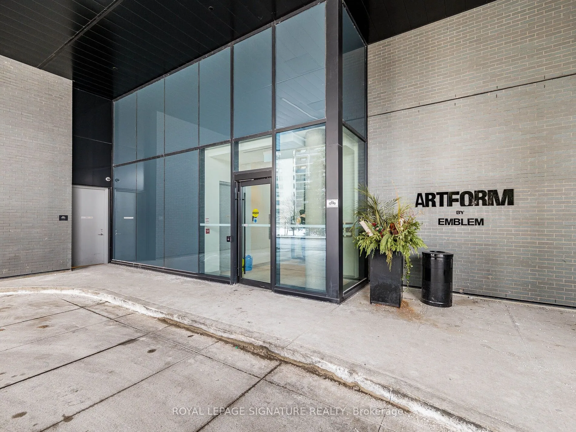 86 Dundas Street E #622