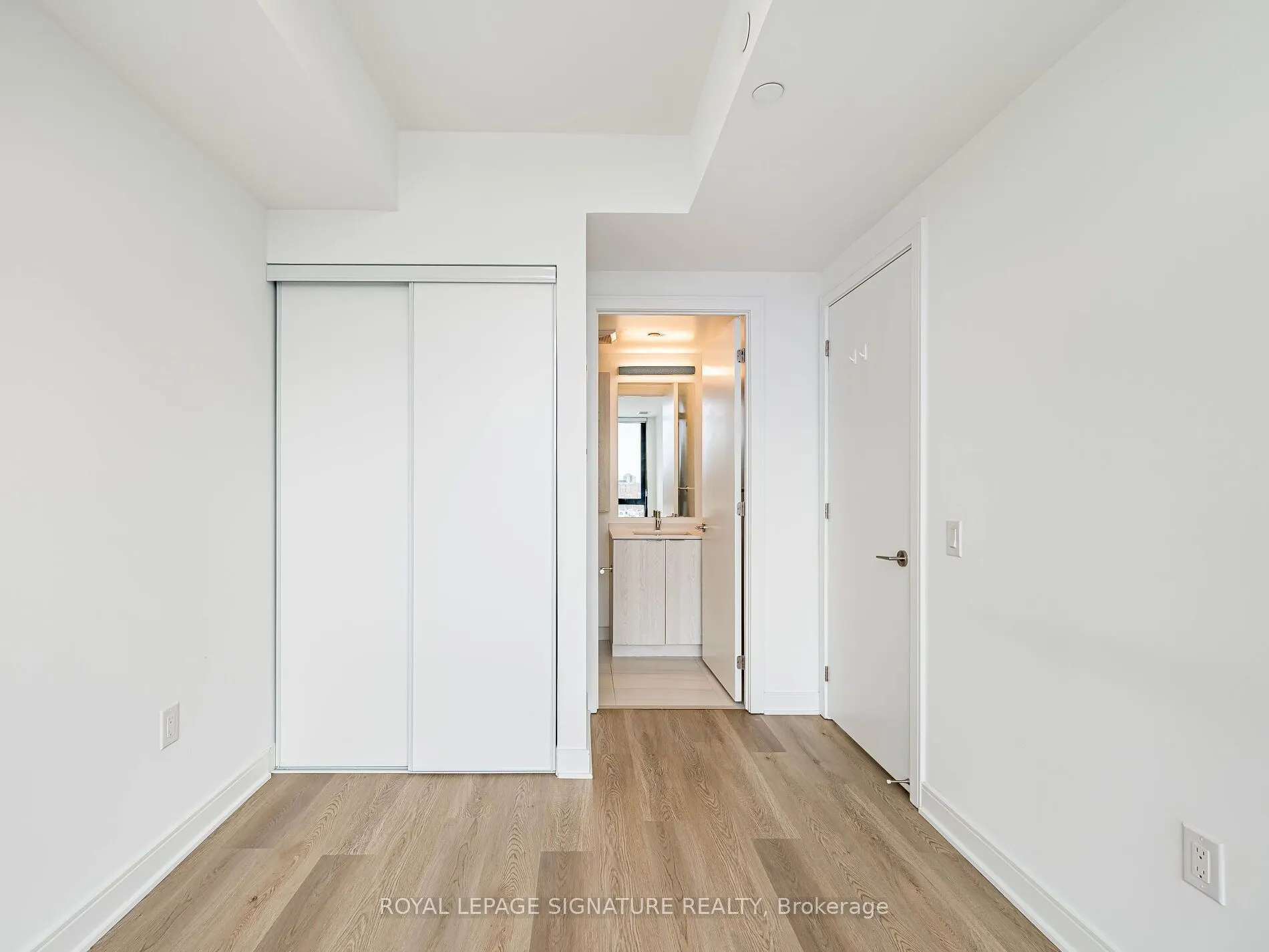 86 Dundas Street E #622