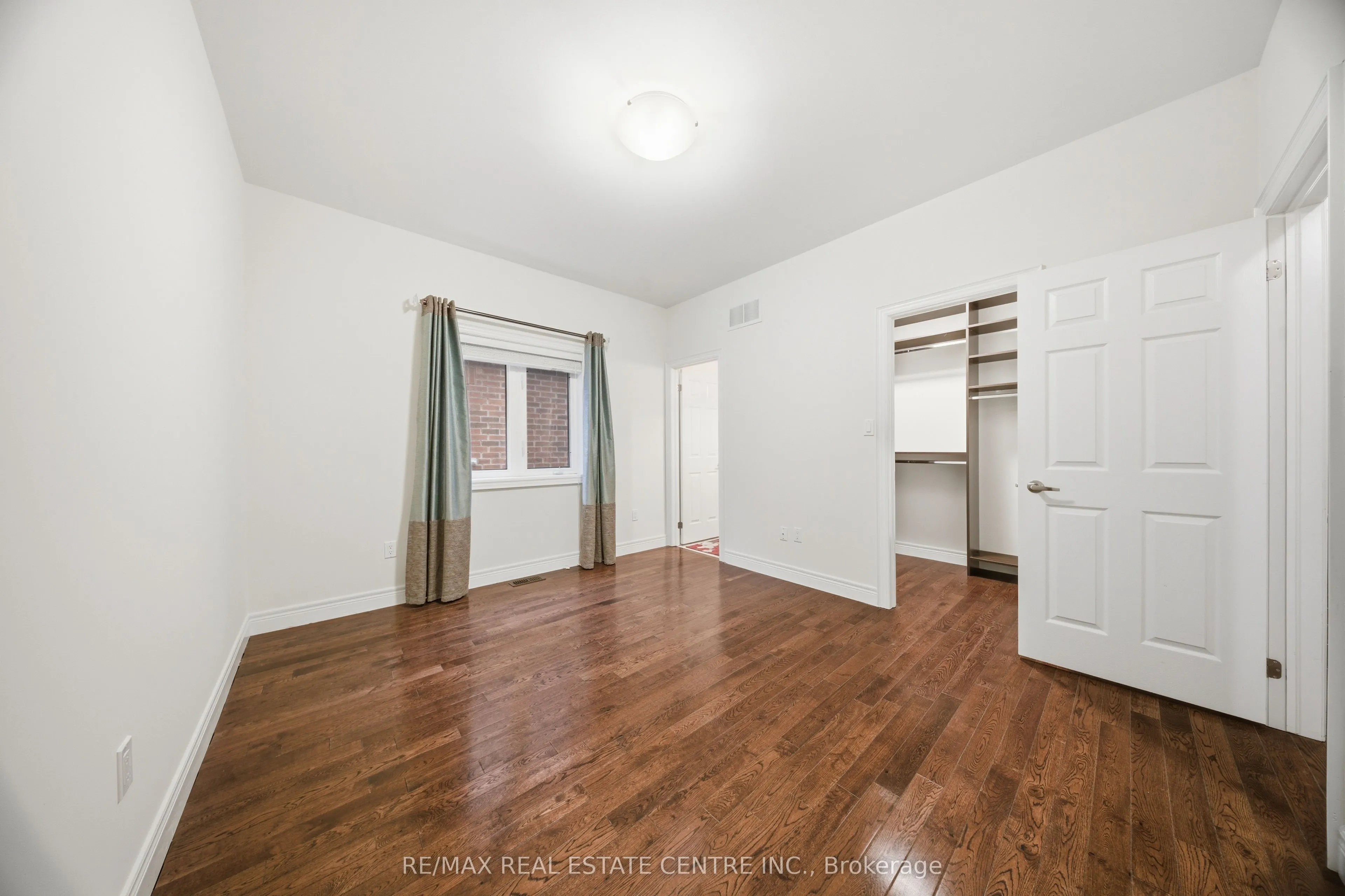3290 Erin Centre Boulevard