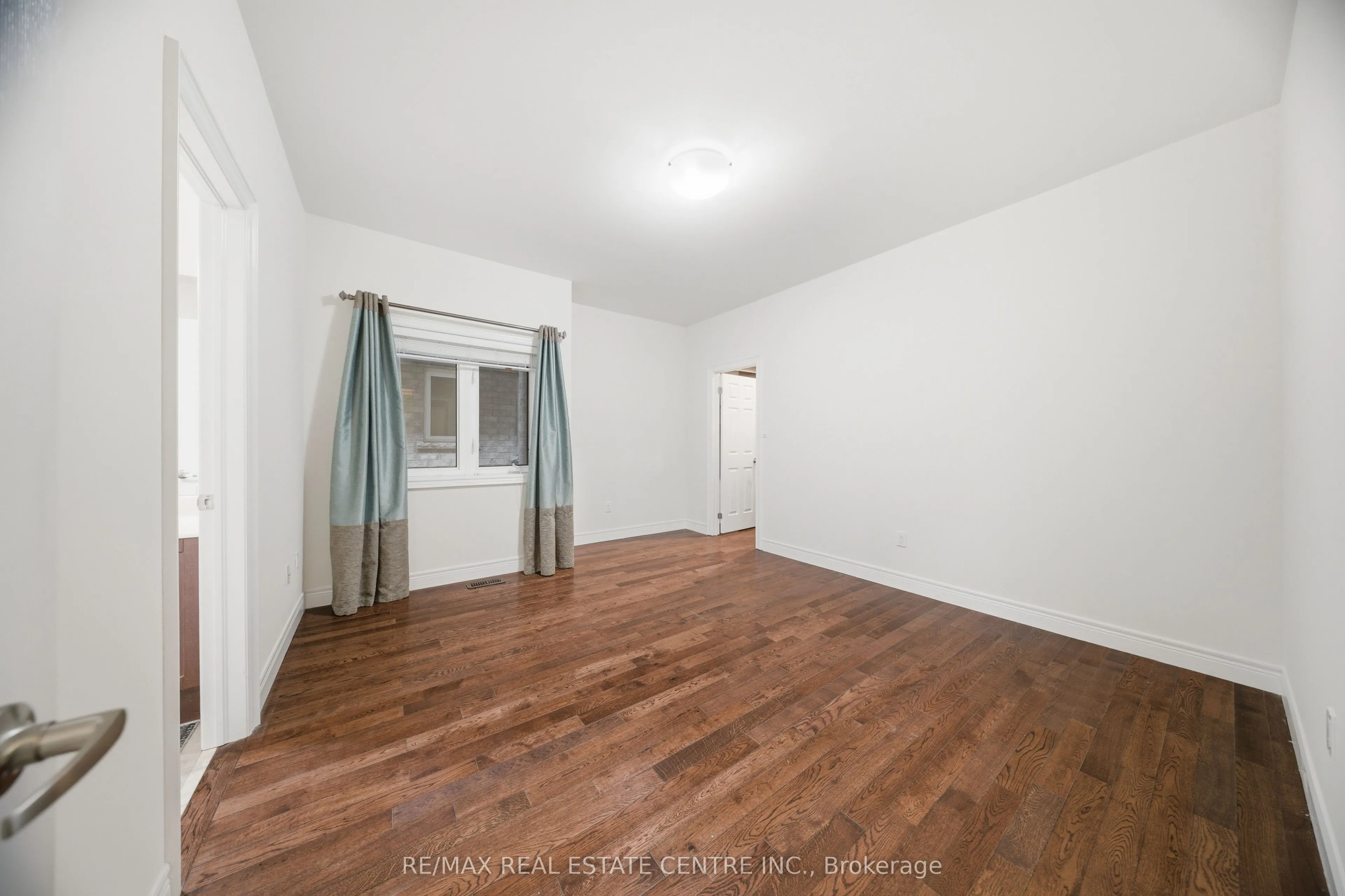3290 Erin Centre Boulevard