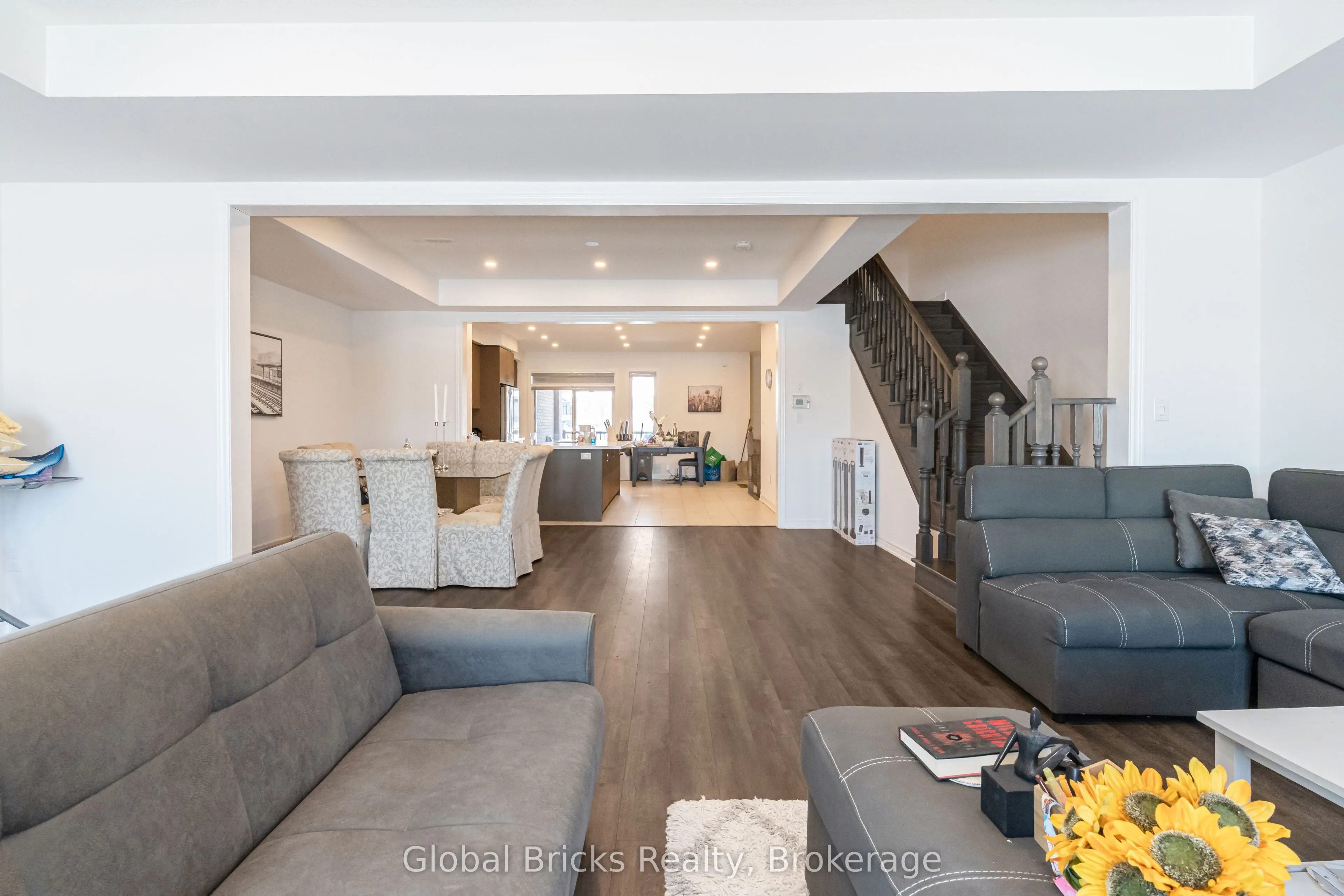 49 Burnhamthorpe Road E