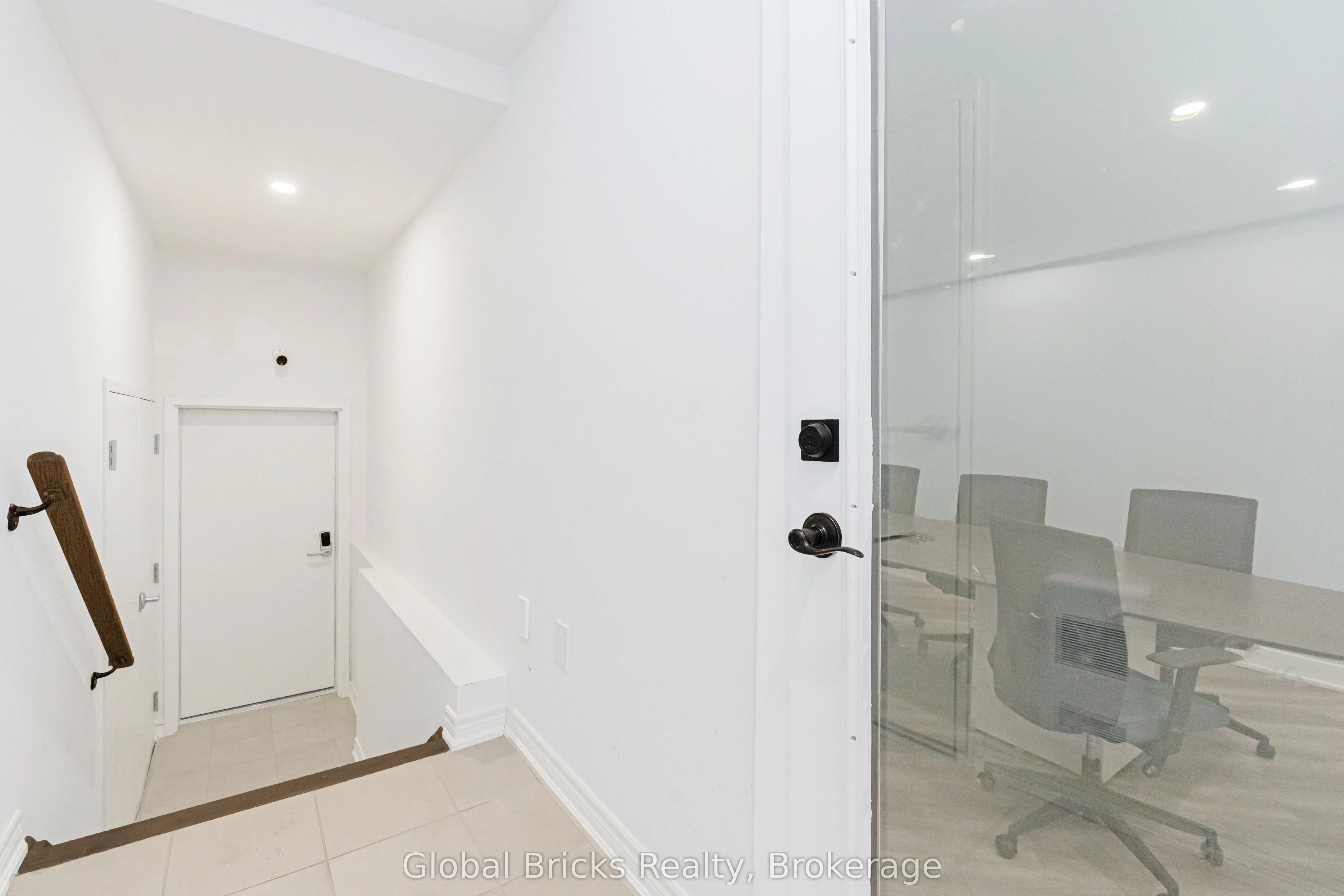 49 Burnhamthorpe Road E