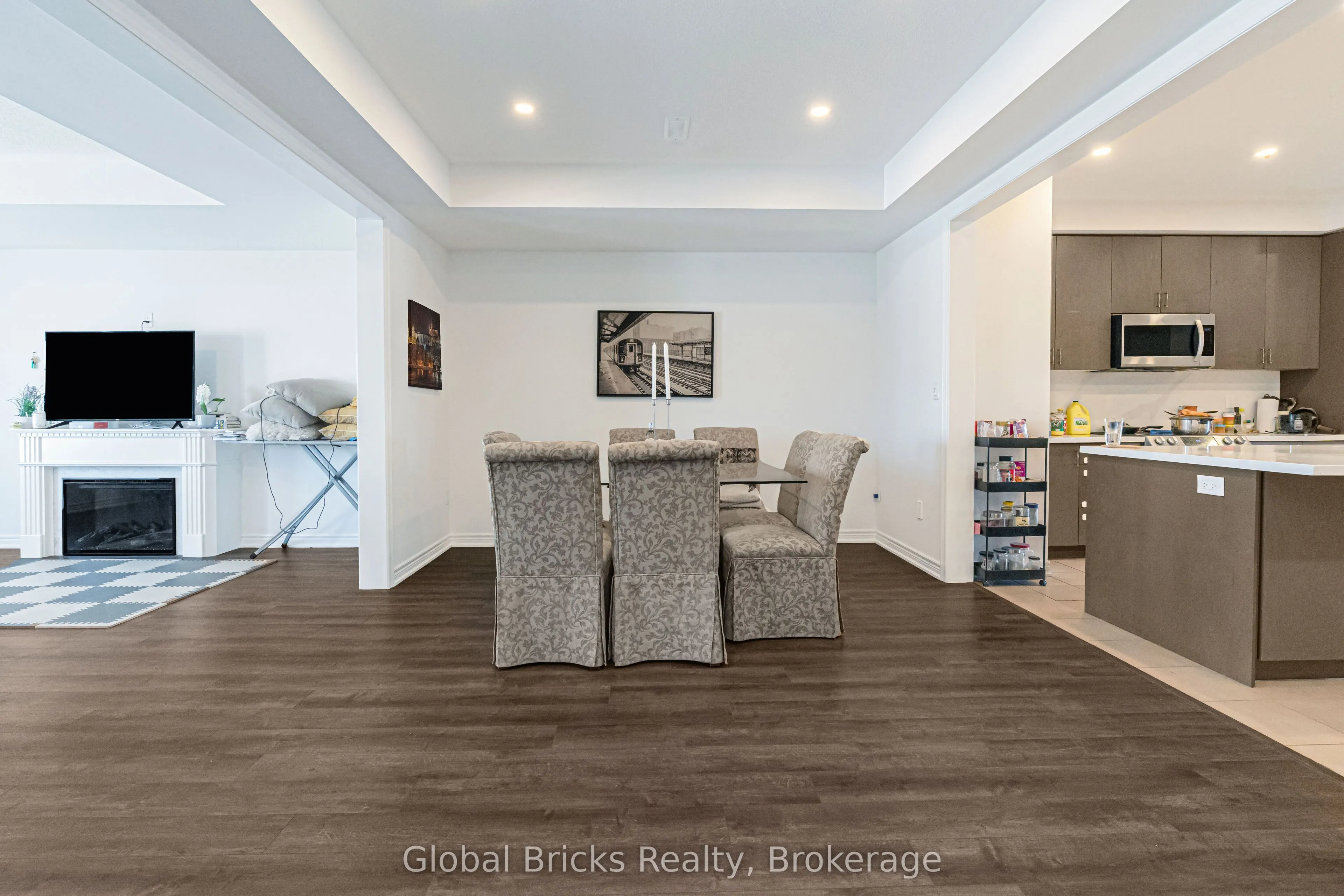 49 Burnhamthorpe Road E