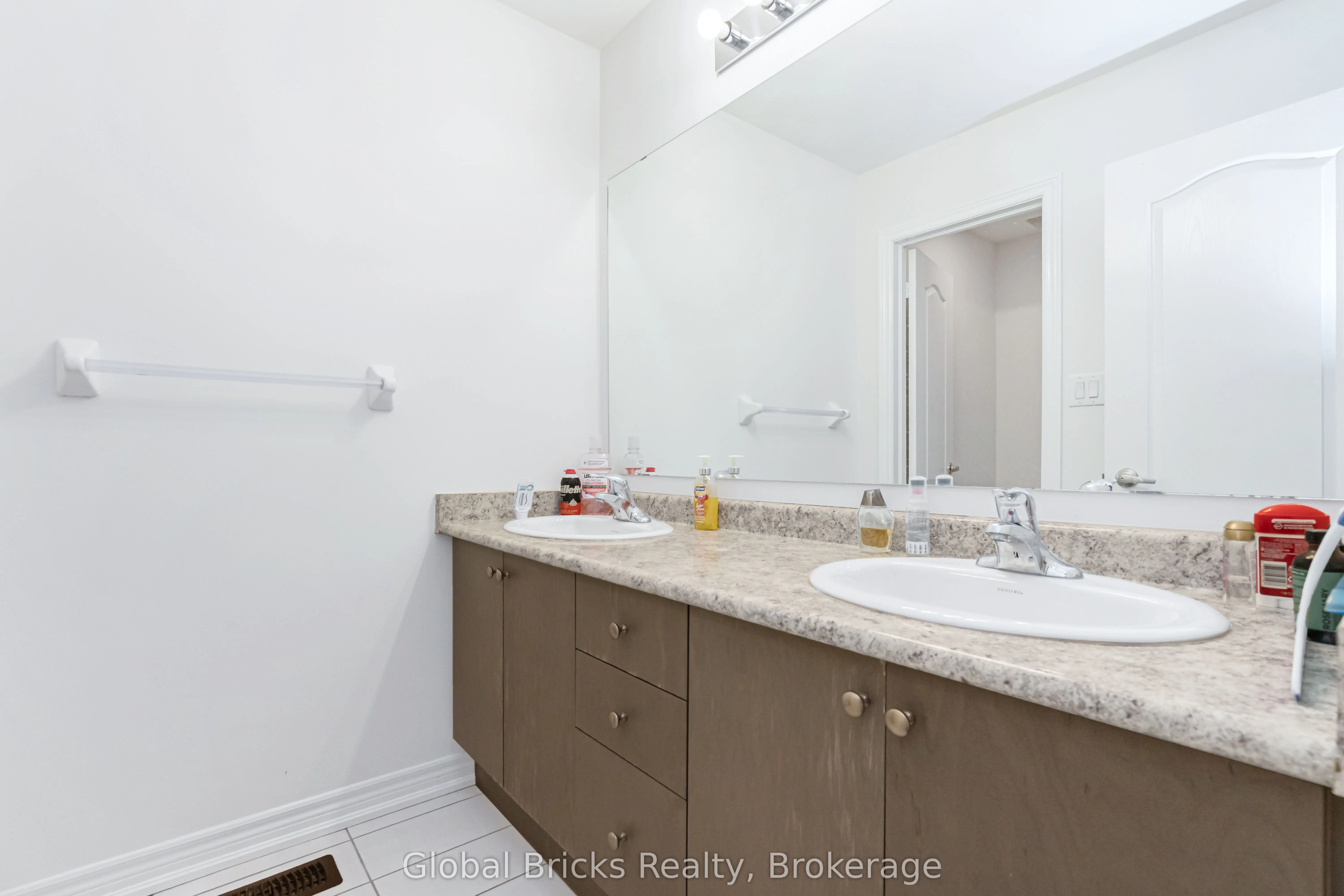49 Burnhamthorpe Road E
