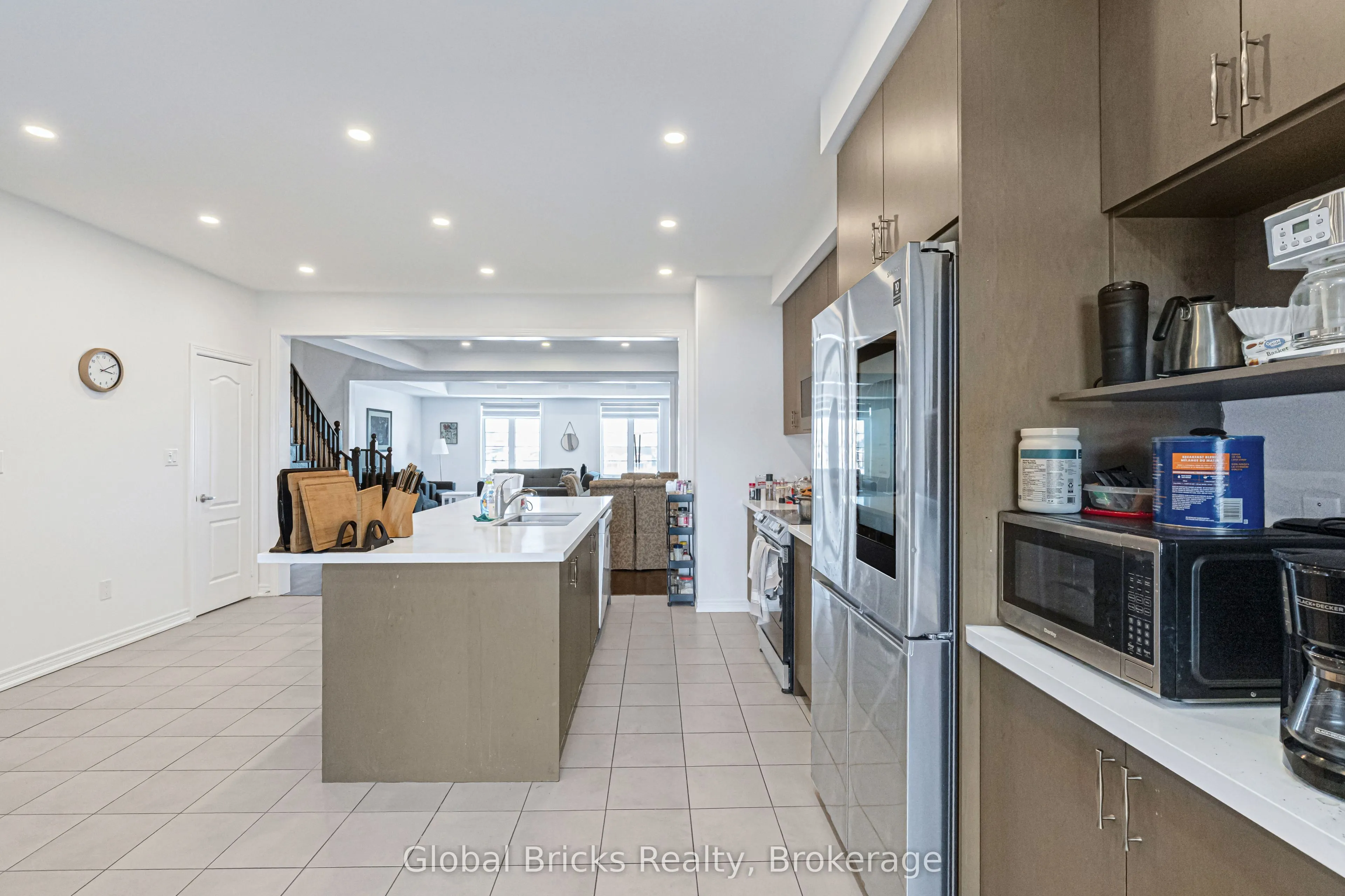 49 Burnhamthorpe Road E