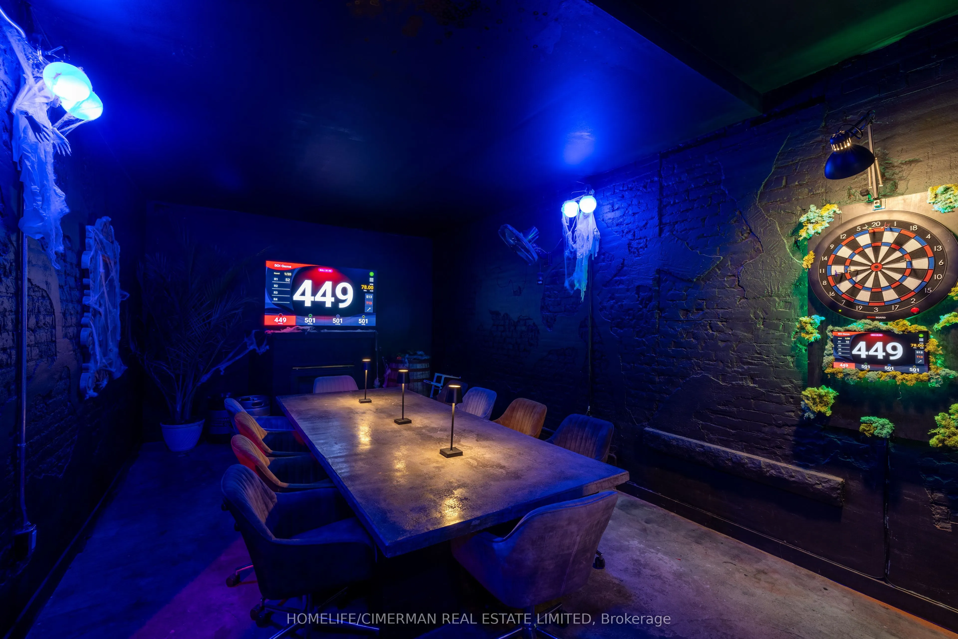 928 Bloor Street W