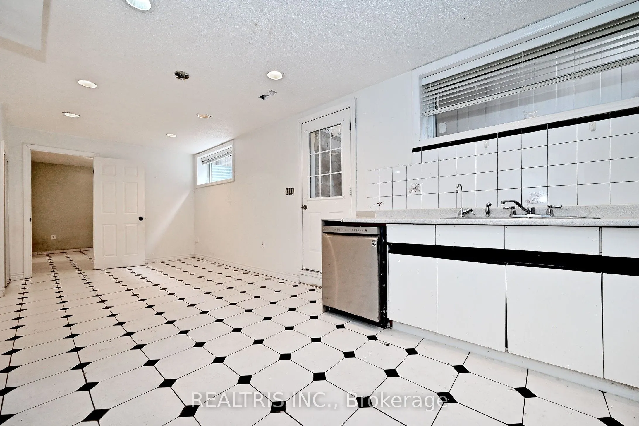 622 The Queensway