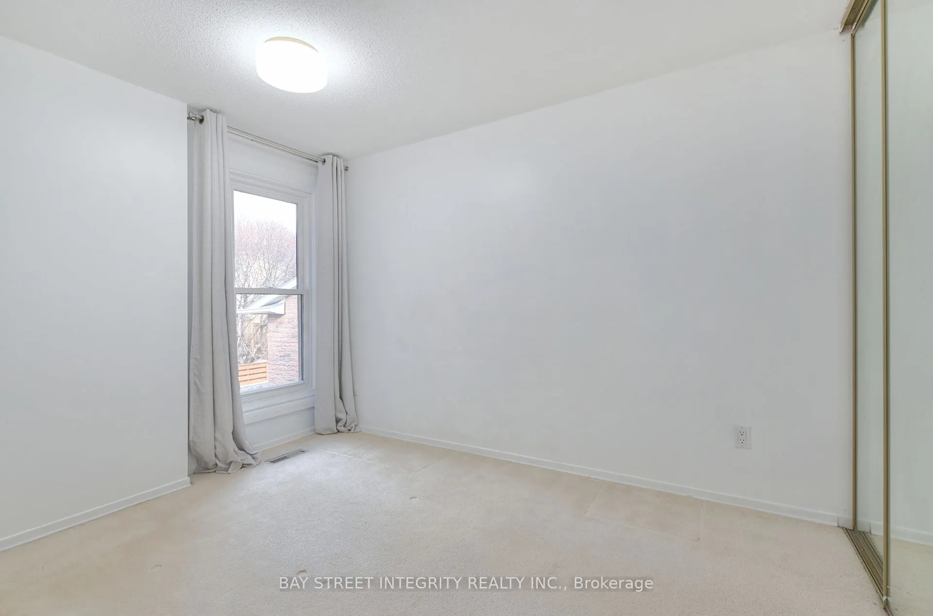 976 Raintree Lane