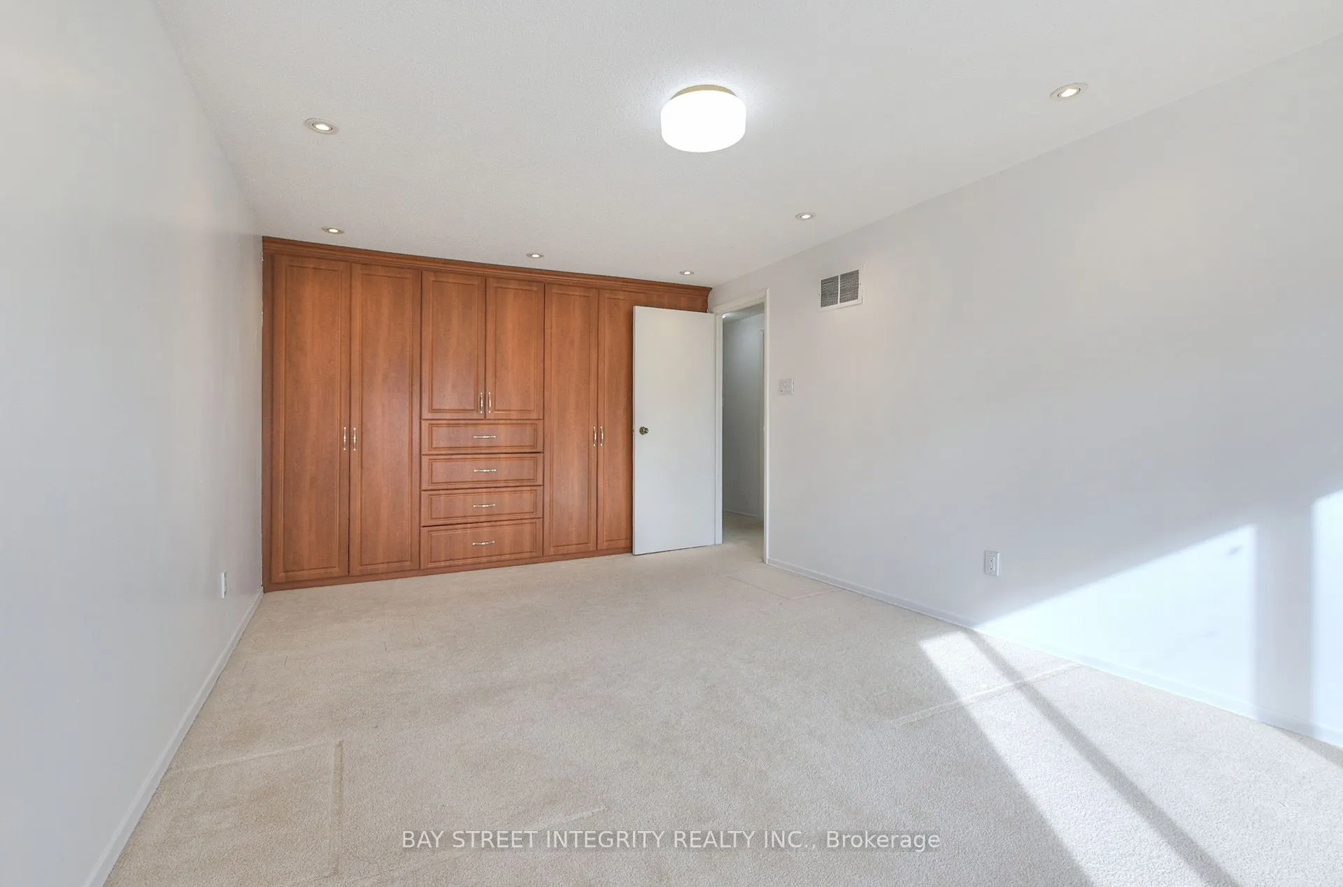 976 Raintree Lane