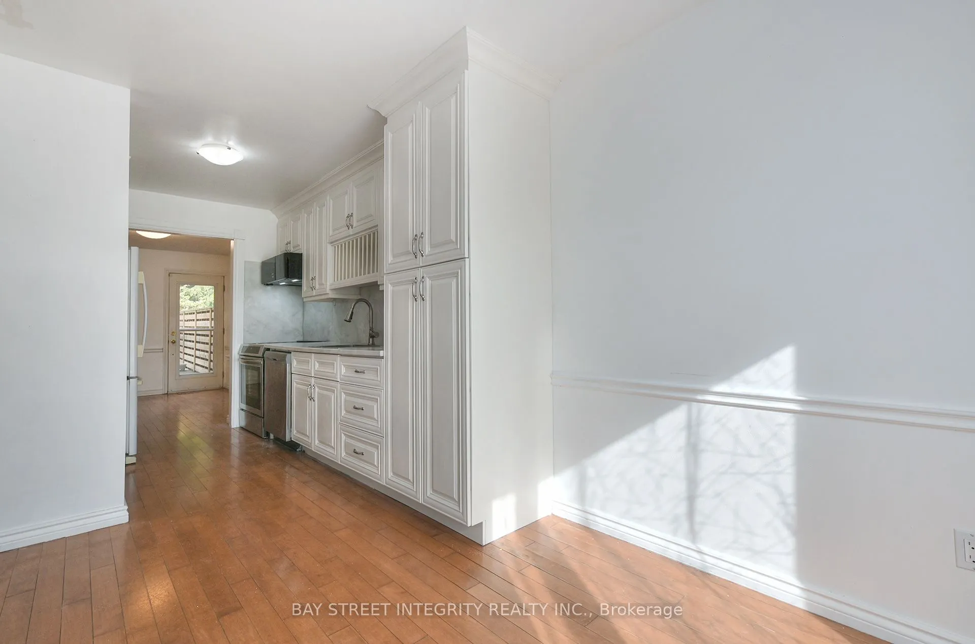 976 Raintree Lane