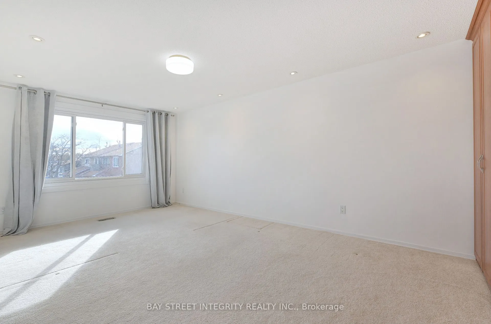 976 Raintree Lane