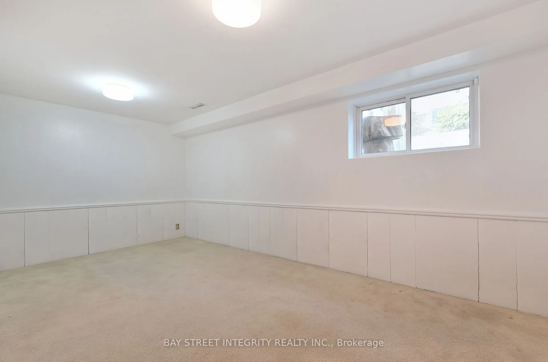 976 Raintree Lane