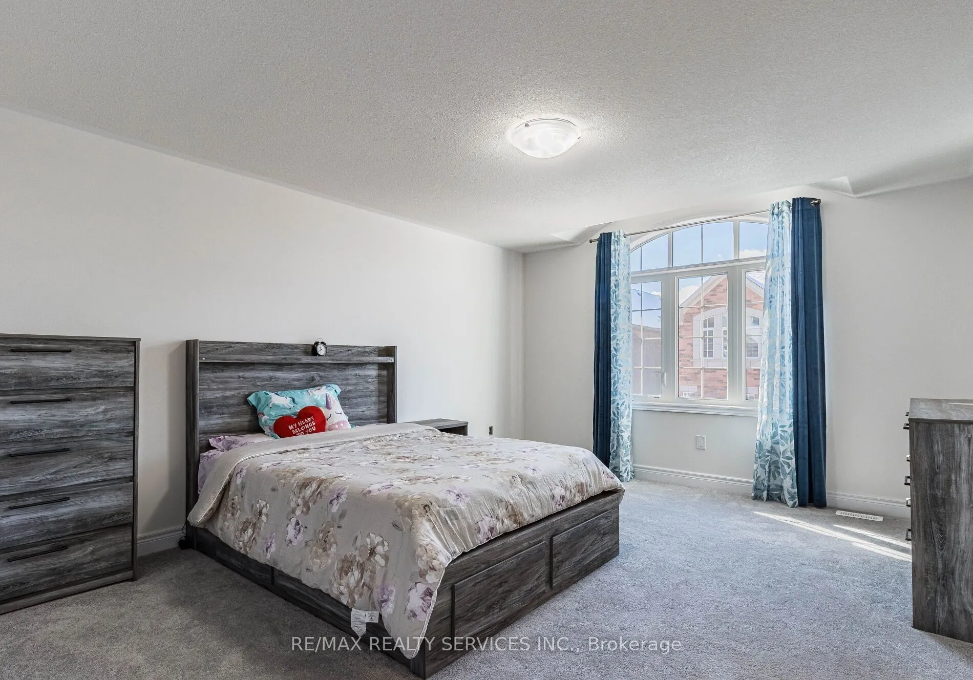 17 Overstone Road E