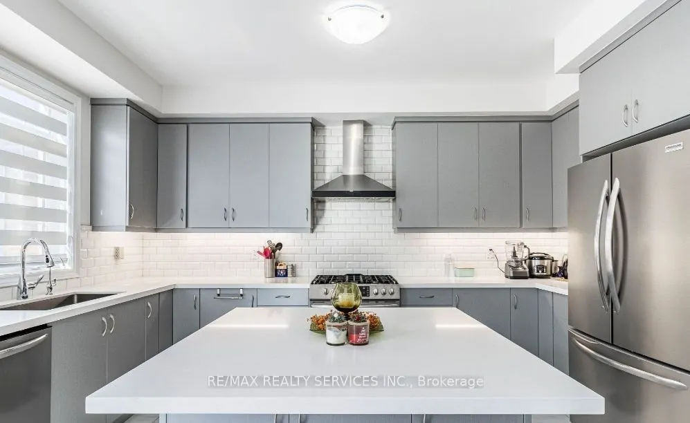 17 Overstone Road E