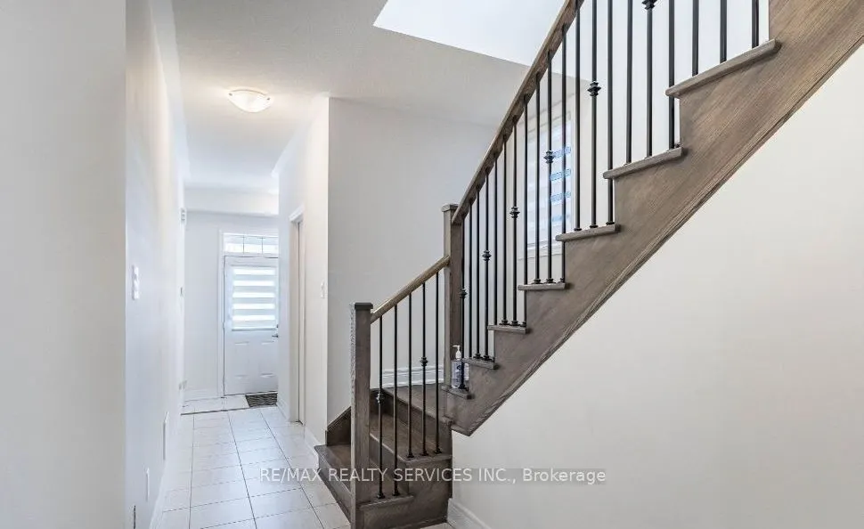 17 Overstone Road E