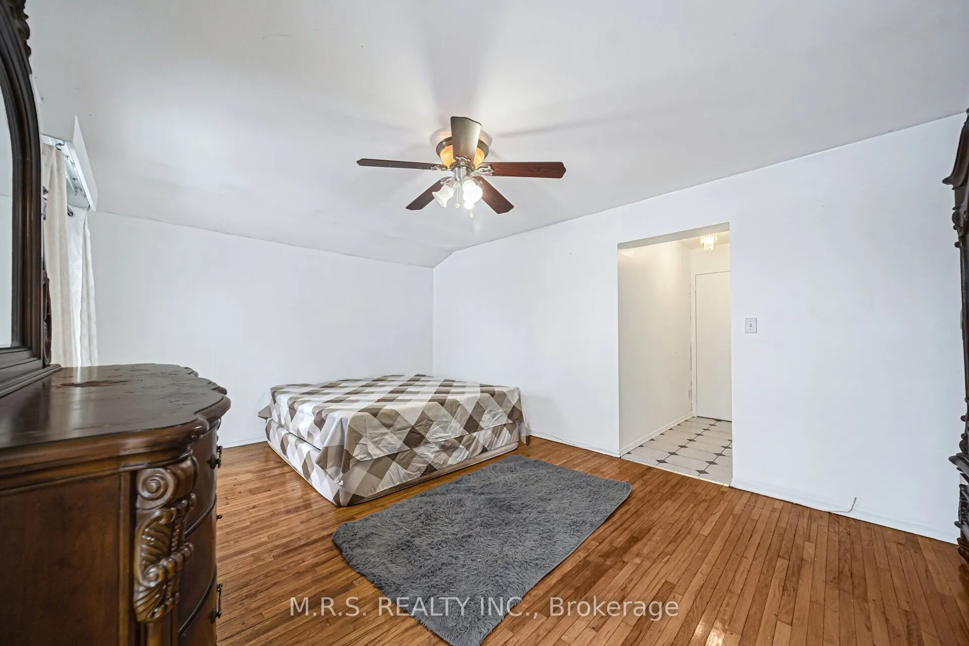 61 Bloomington Crescent