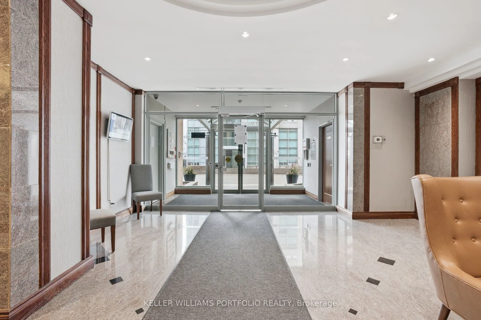 190 Manitoba Street #802