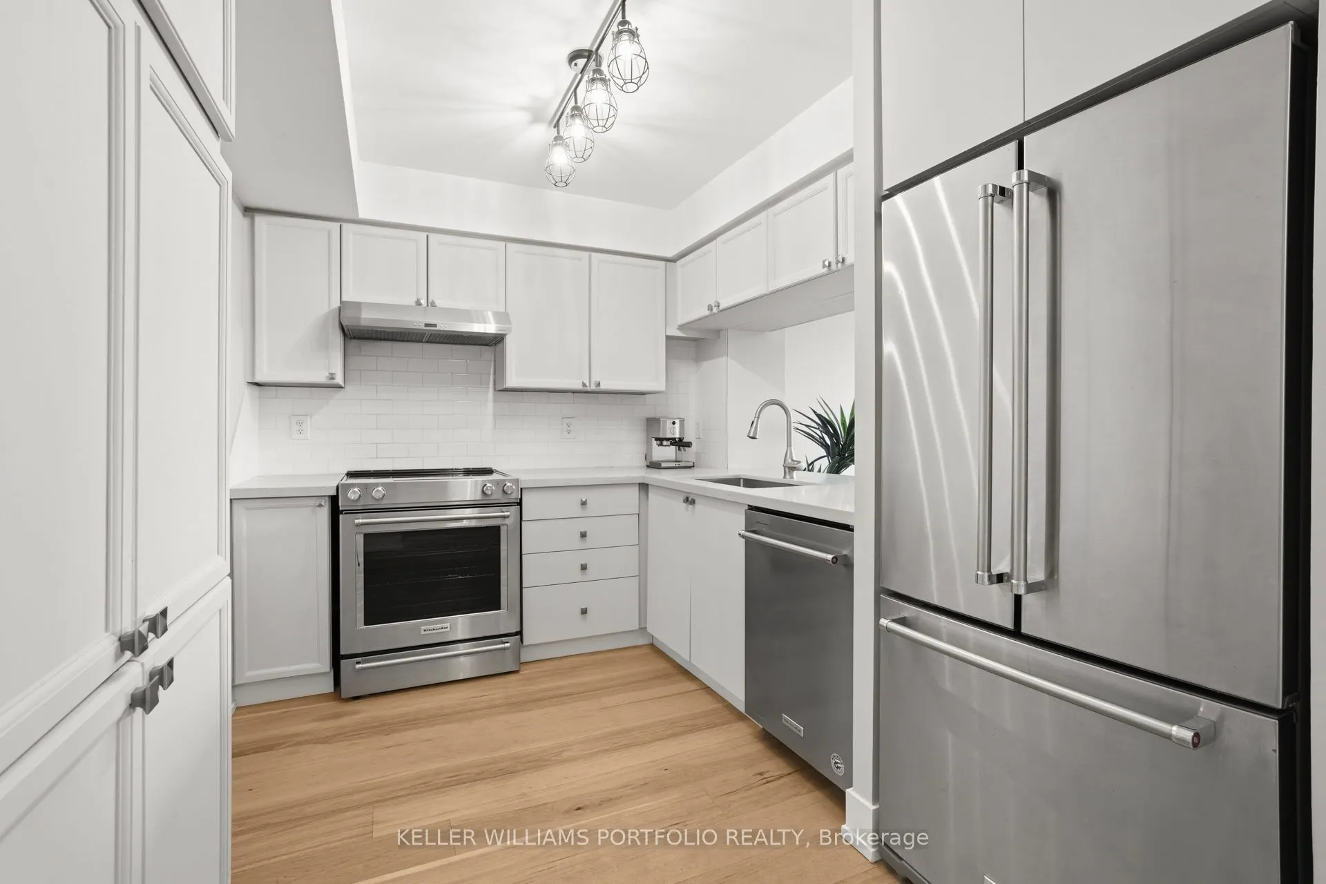 190 Manitoba Street #802