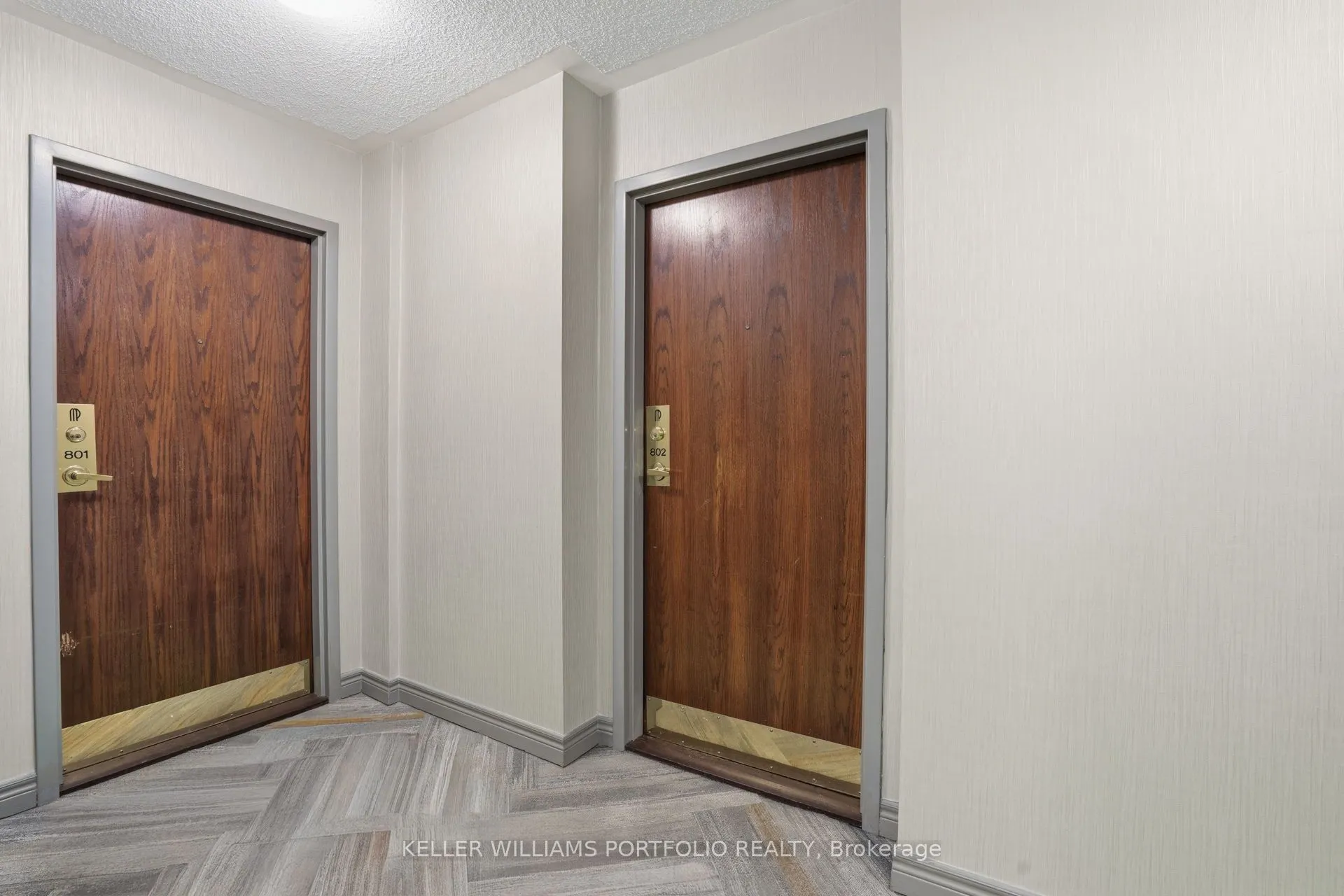 190 Manitoba Street #802