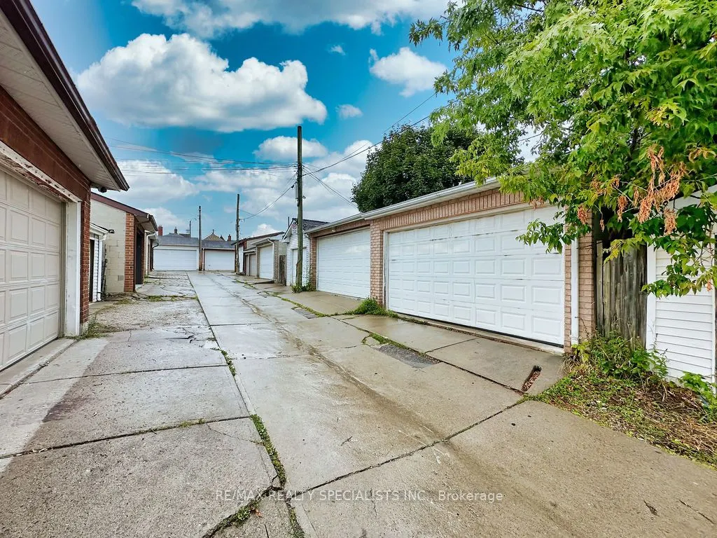 252 Earlscourt Avenue