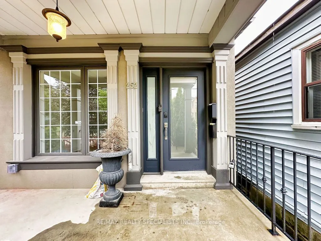 252 Earlscourt Avenue
