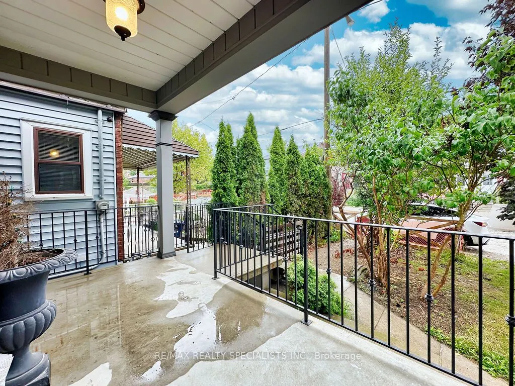 252 Earlscourt Avenue