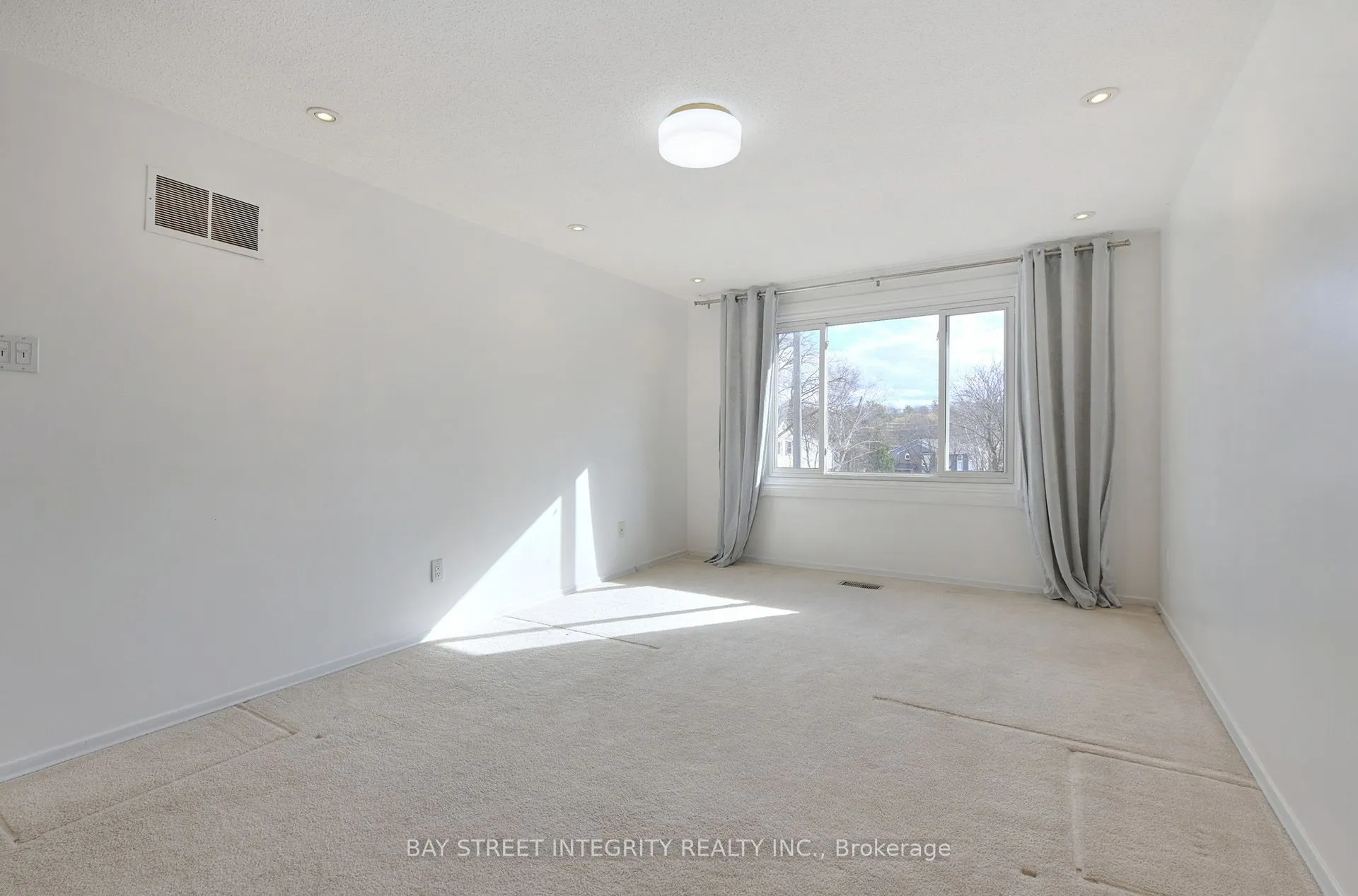 976 Raintree Lane