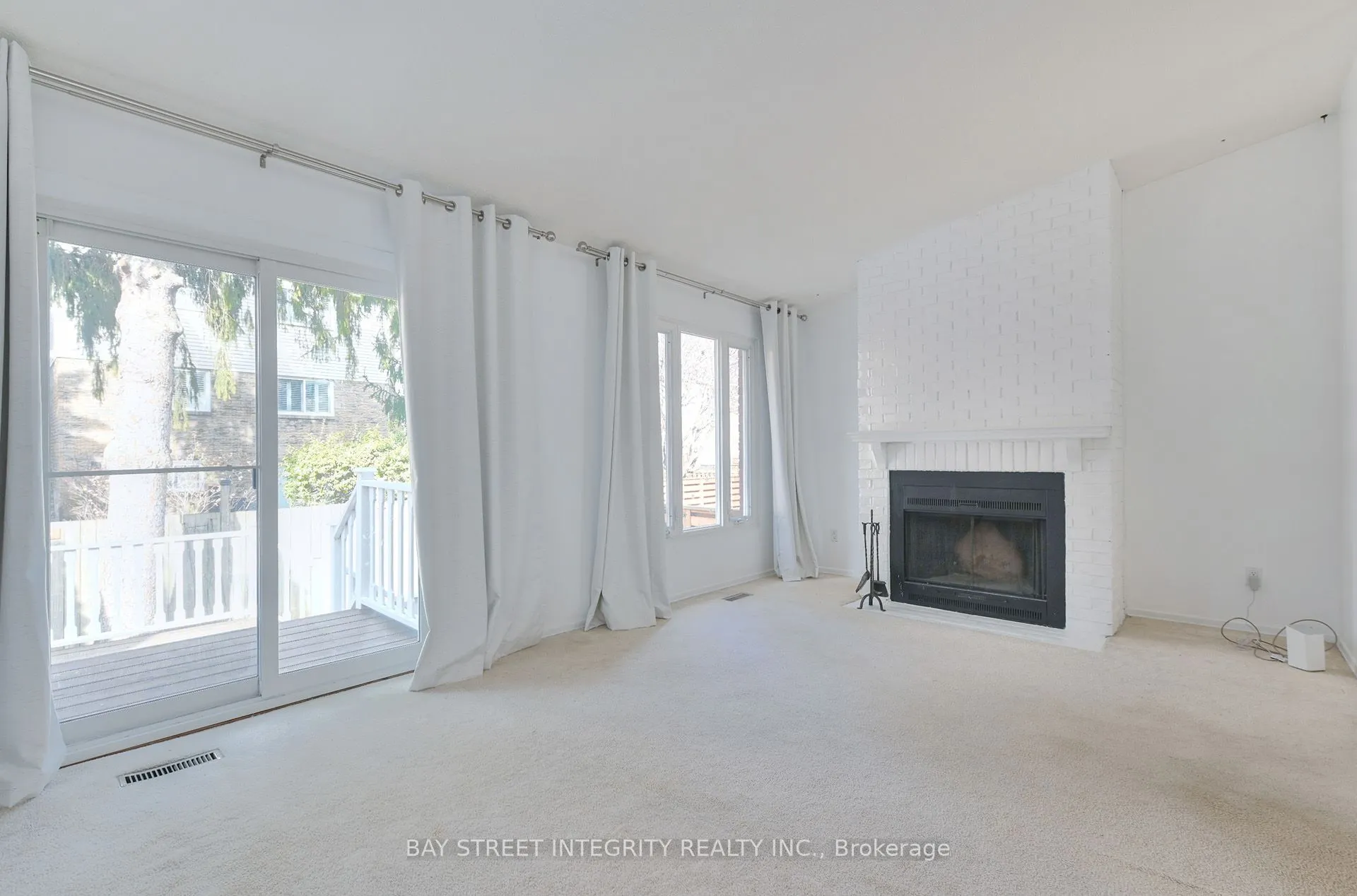 976 Raintree Lane