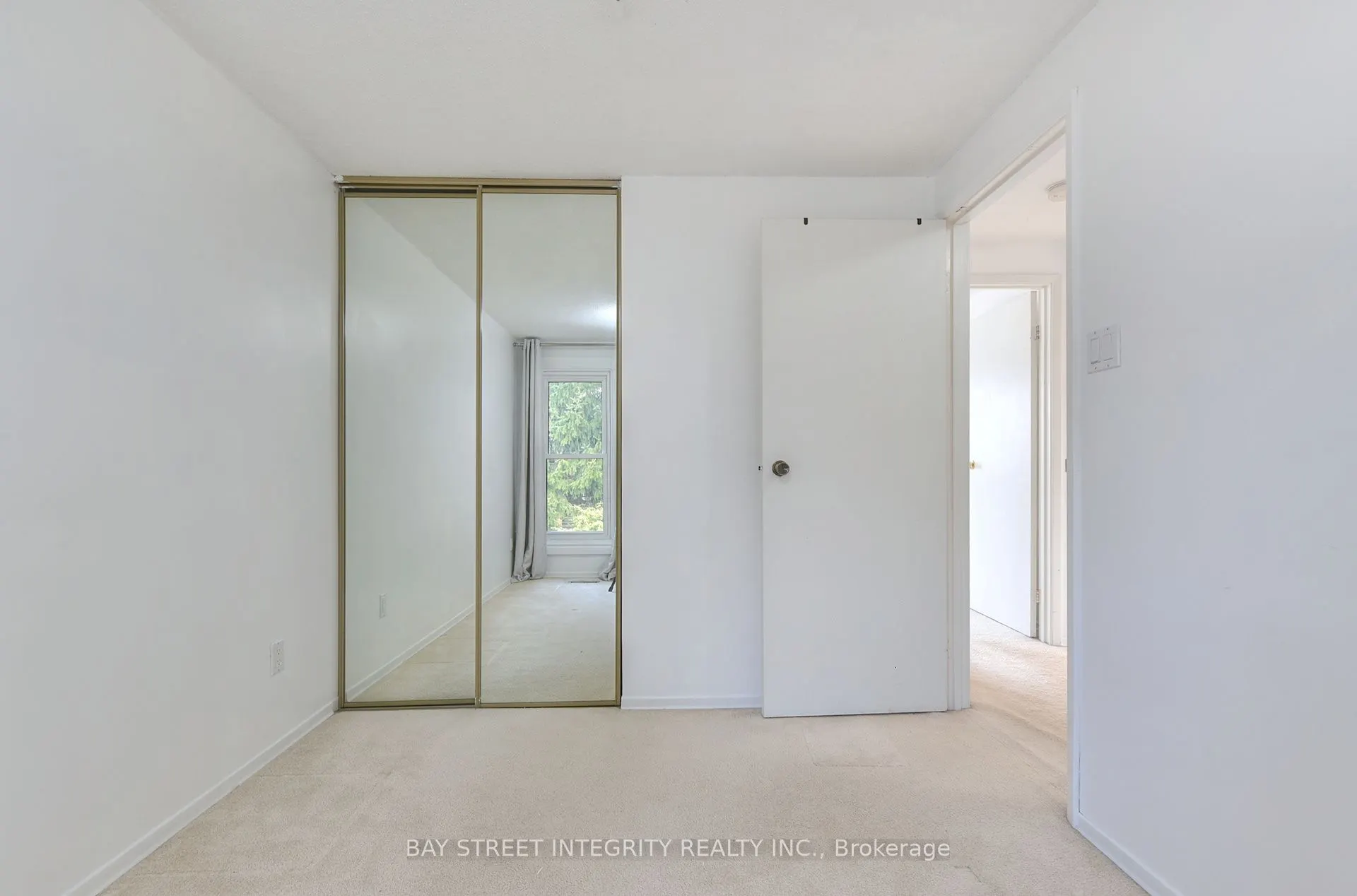 976 Raintree Lane
